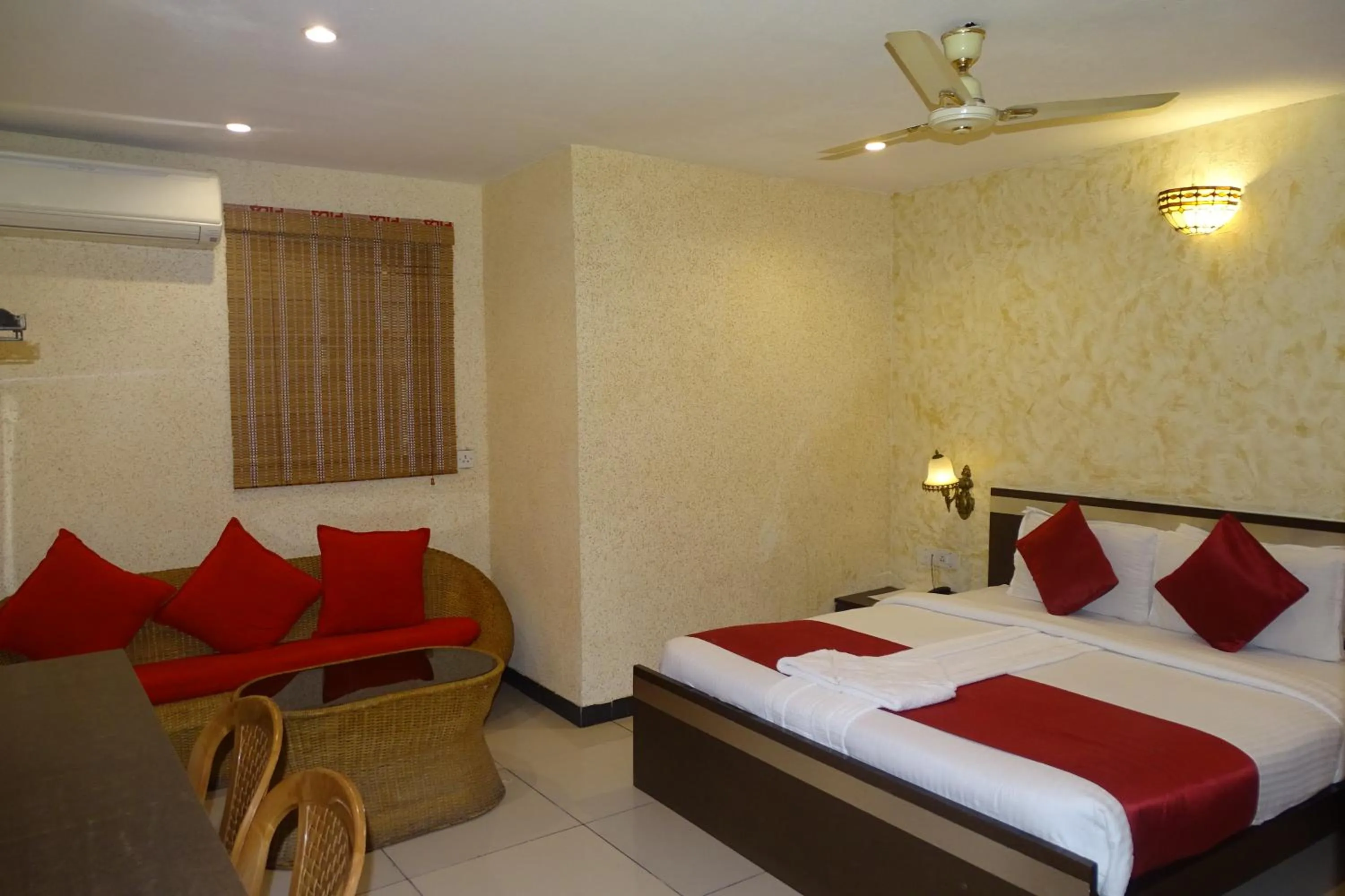 Photo of the whole room, Bed in Hotel Sunshine Airport