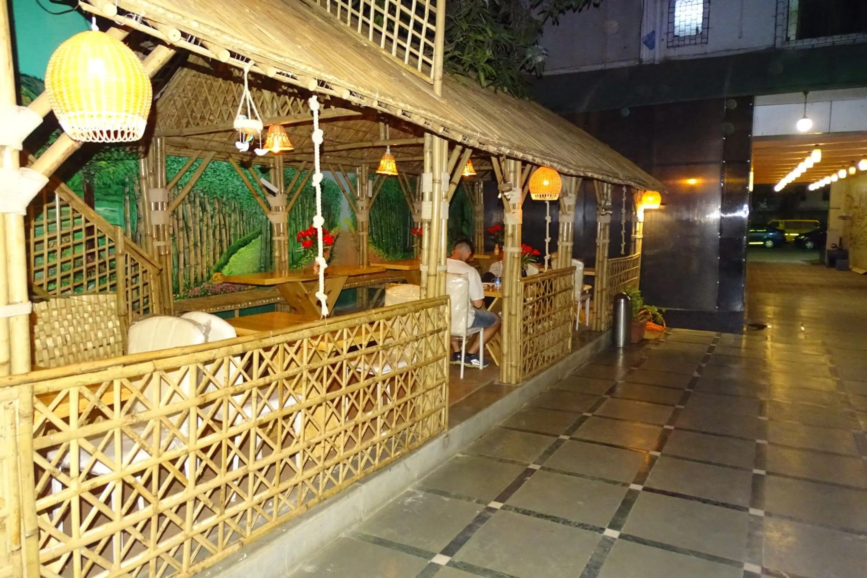 Restaurant/places to eat in Hotel Sunshine Airport