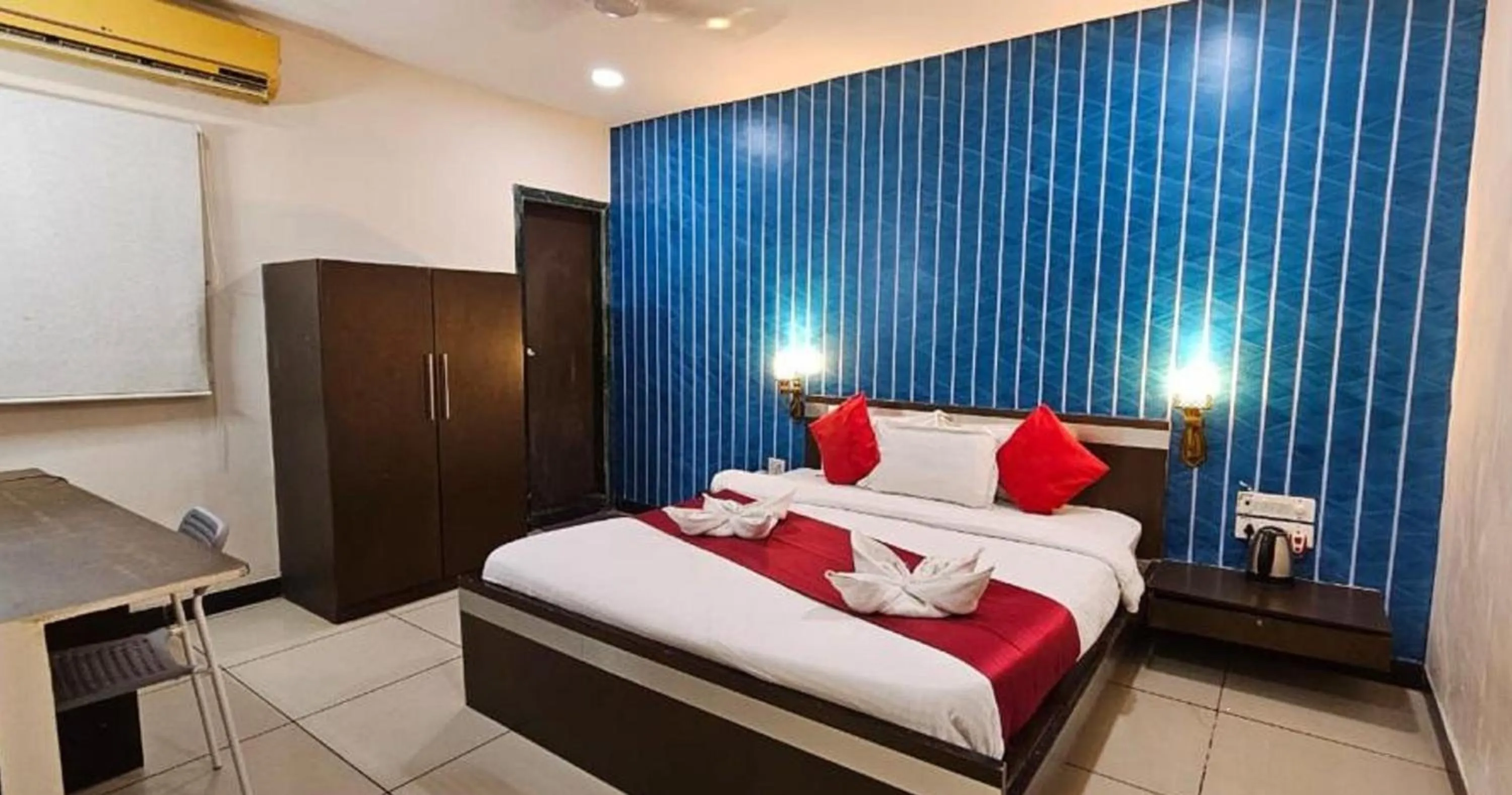 Bedroom, Bed in Hotel Sunshine Airport