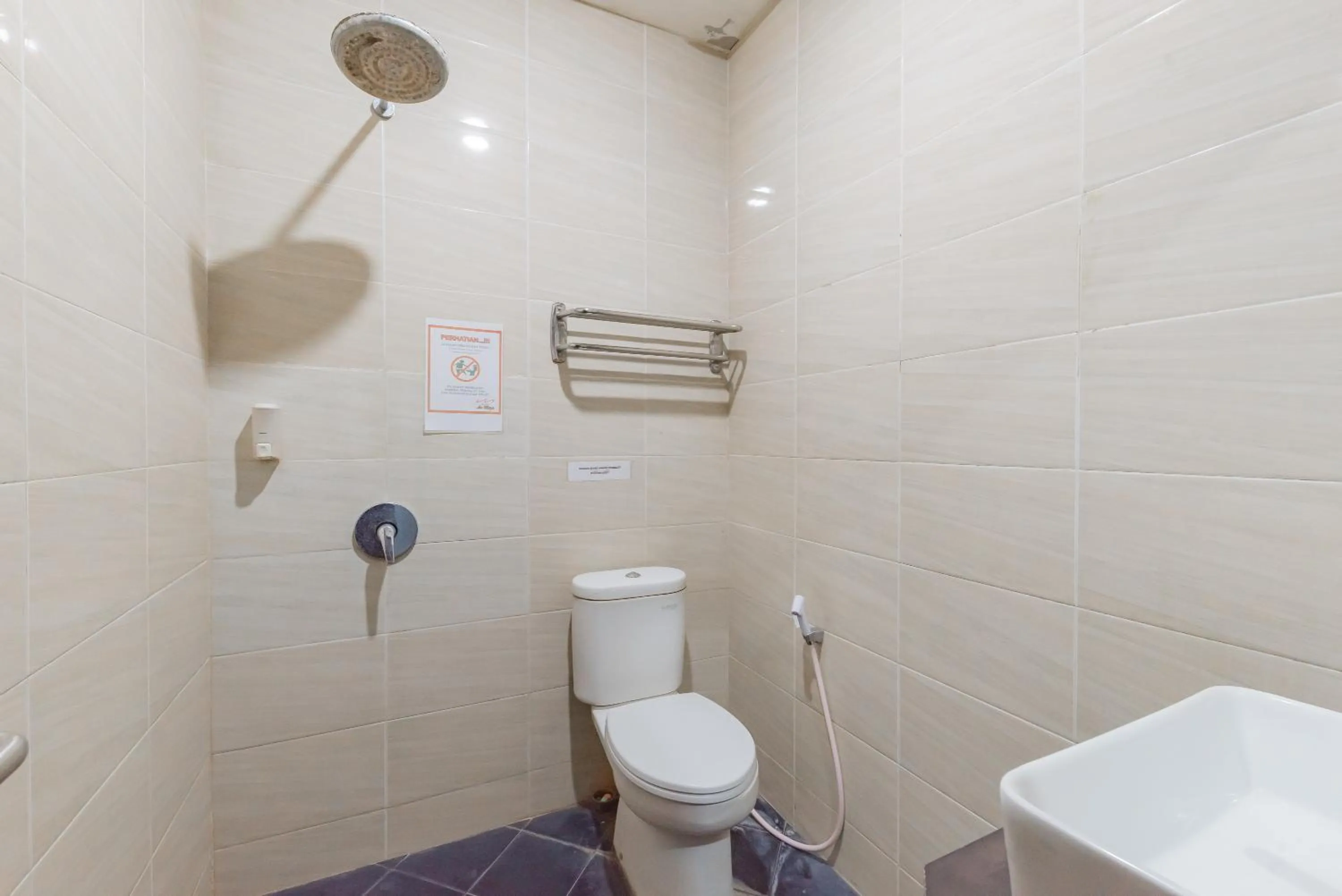 Bathroom in RedDoorz at La Mega near Pasar Pagi Cirebon