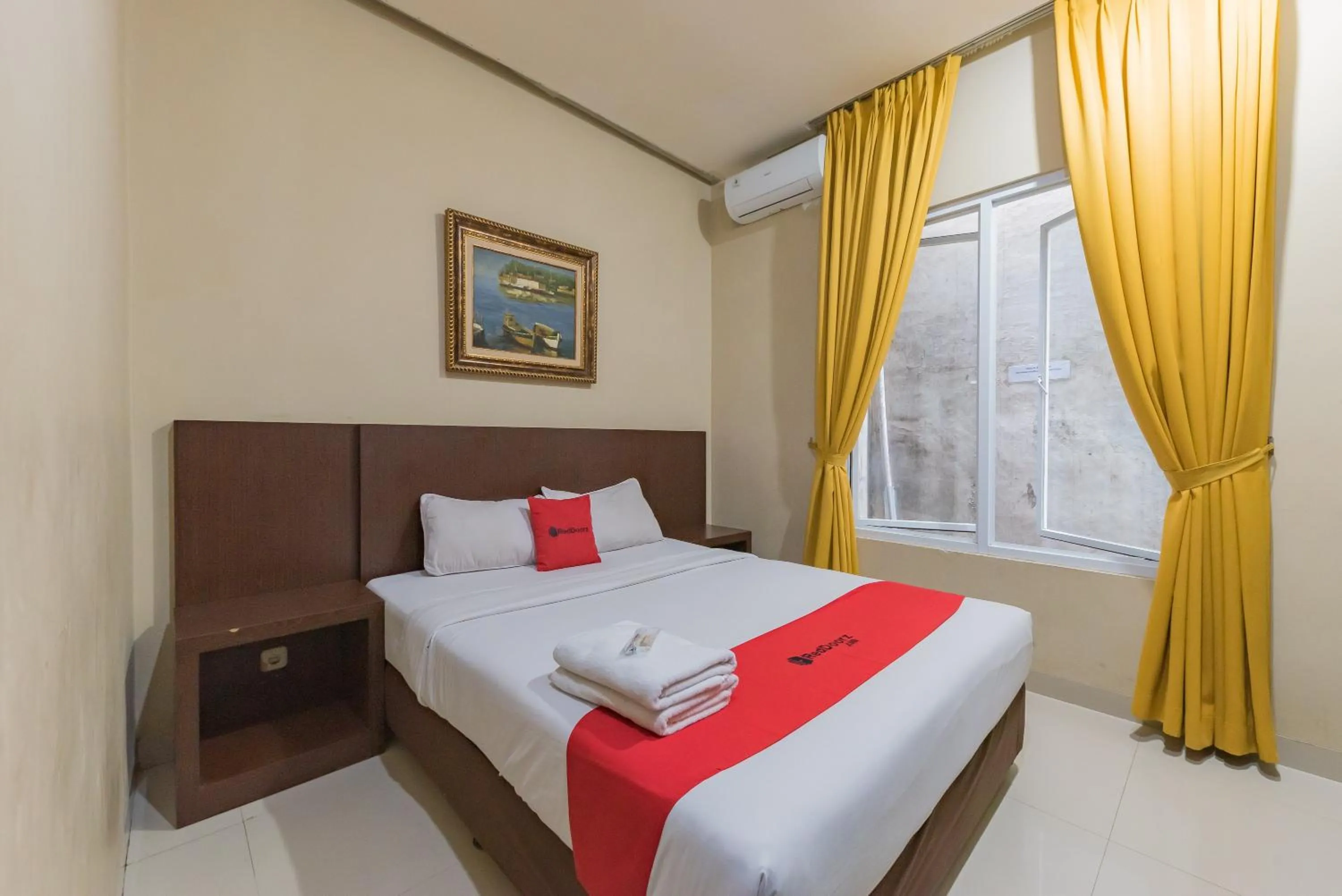 Bedroom, Bed in RedDoorz at La Mega near Pasar Pagi Cirebon
