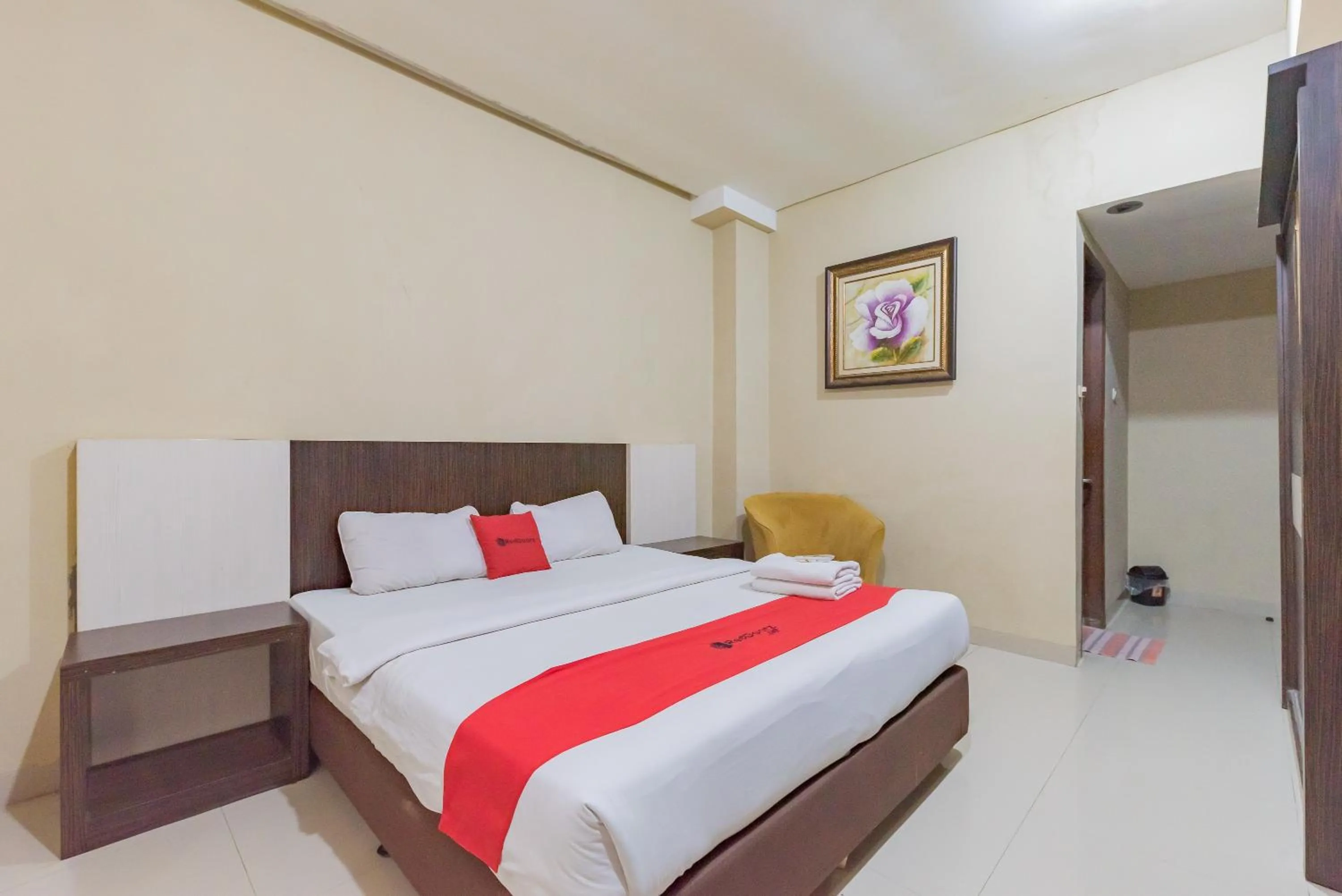 Bedroom, Bed in RedDoorz at La Mega near Pasar Pagi Cirebon