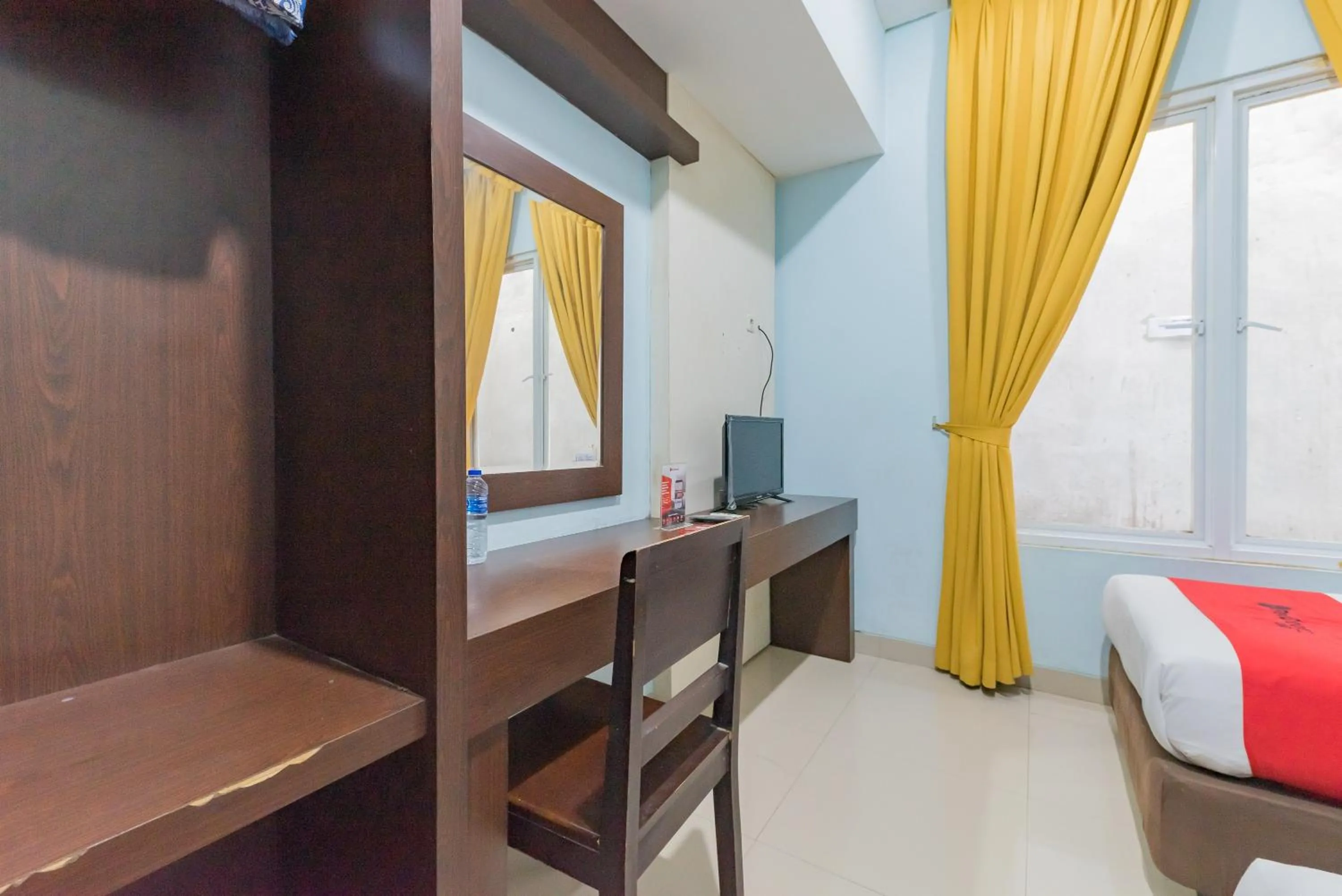 Bedroom, Bed in RedDoorz at La Mega near Pasar Pagi Cirebon