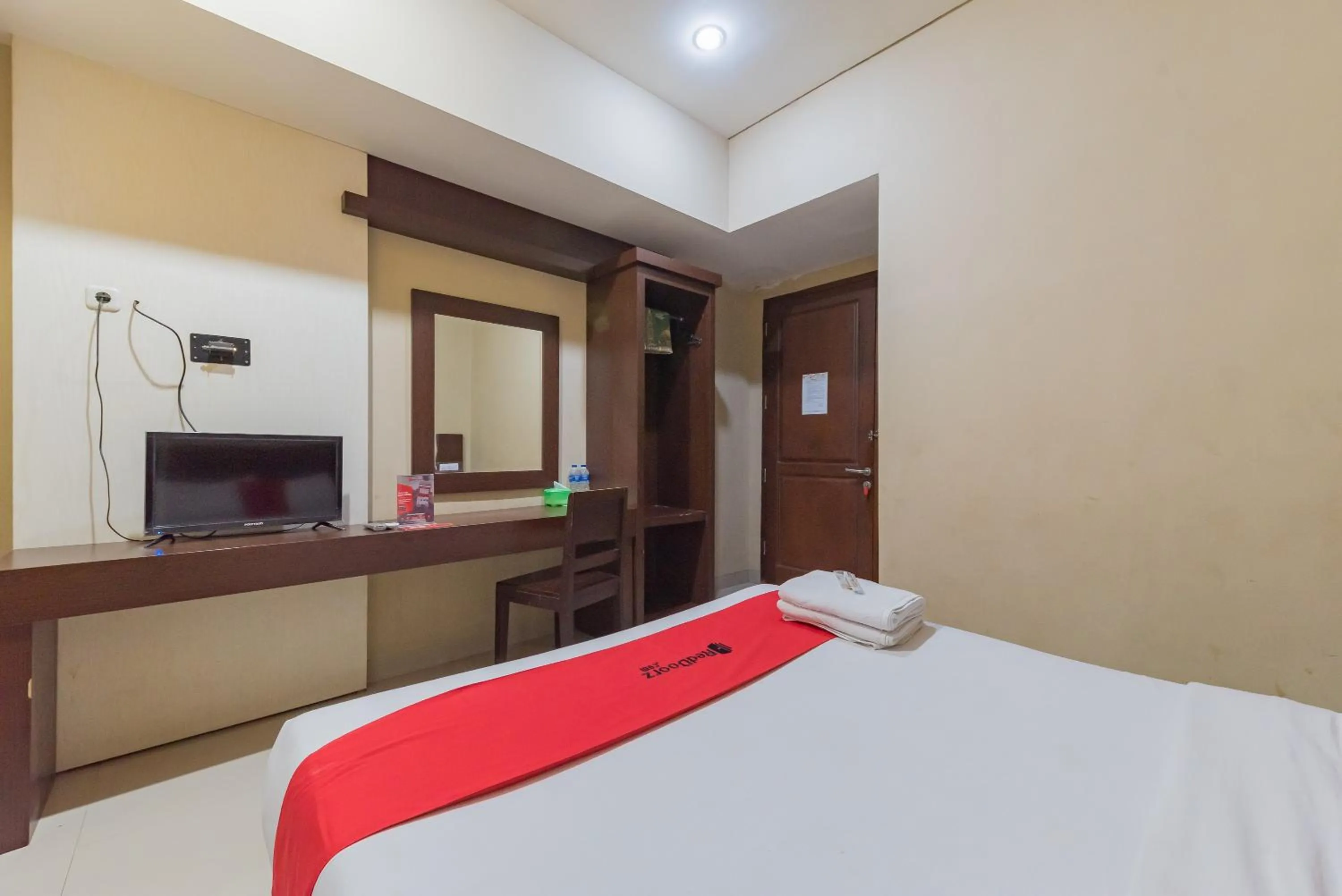 Bedroom, Bed in RedDoorz at La Mega near Pasar Pagi Cirebon