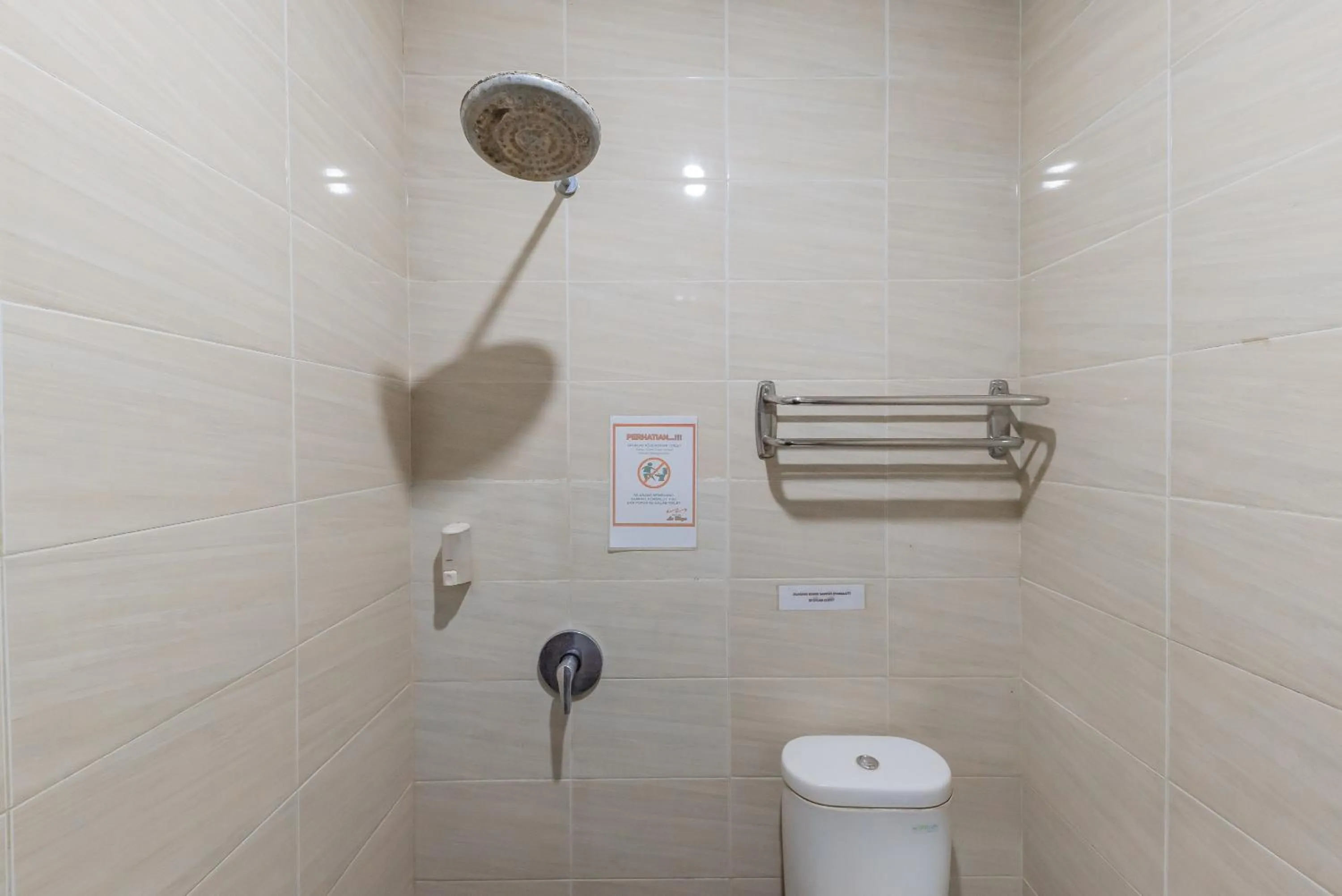 Bathroom in RedDoorz at La Mega near Pasar Pagi Cirebon