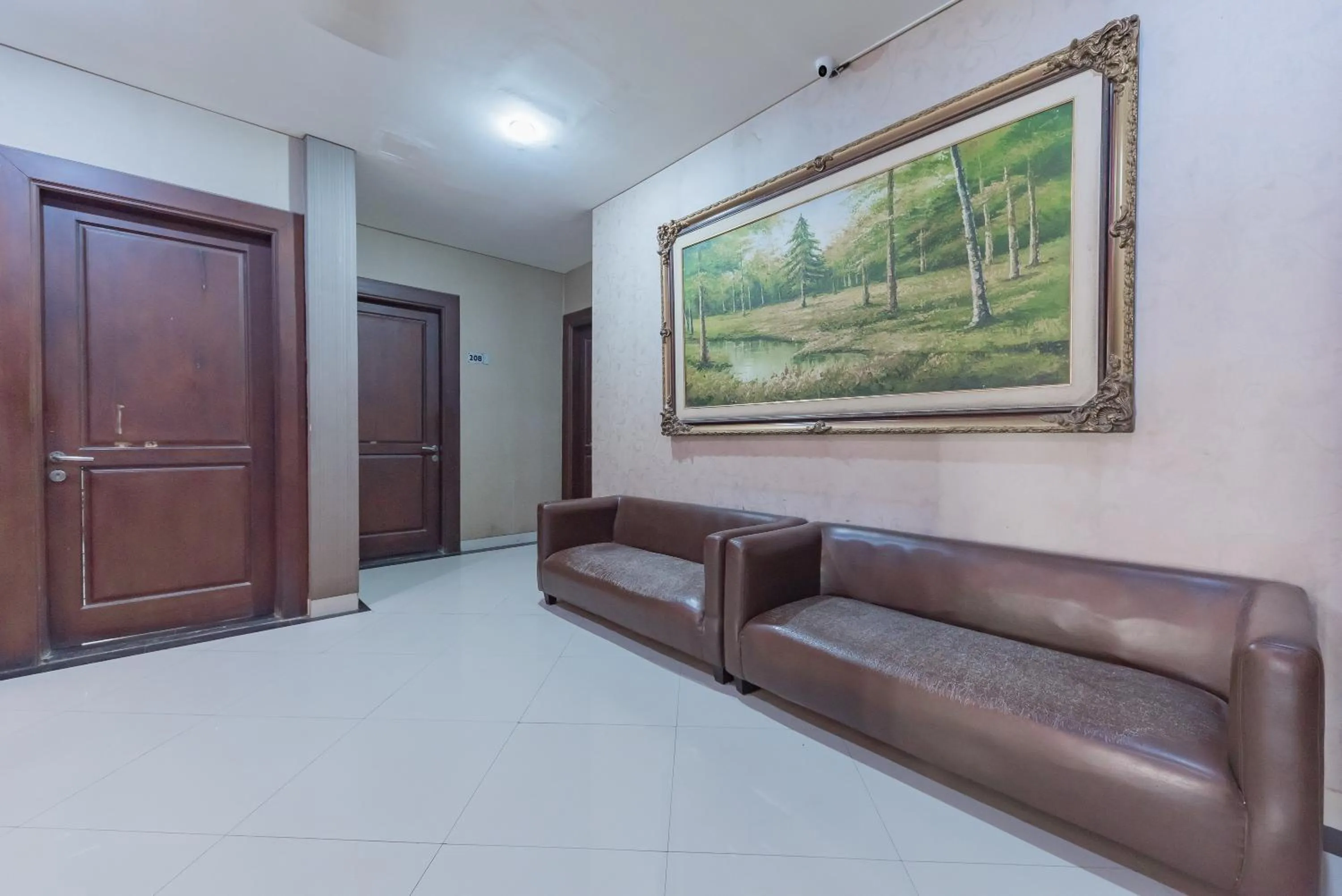 Seating area in RedDoorz at La Mega near Pasar Pagi Cirebon