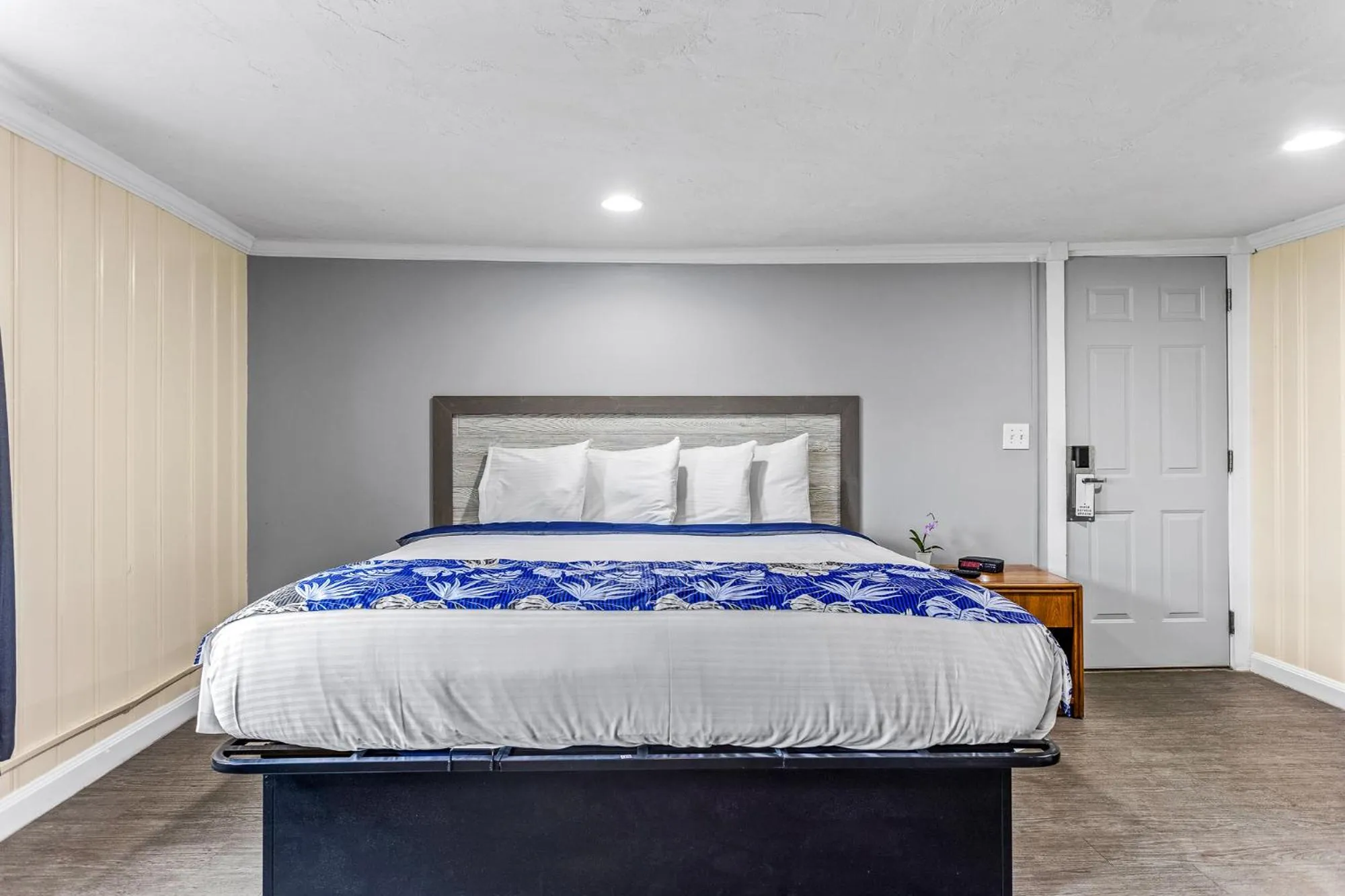 Bedroom, Bed in Tides Motel - Hampton Beach