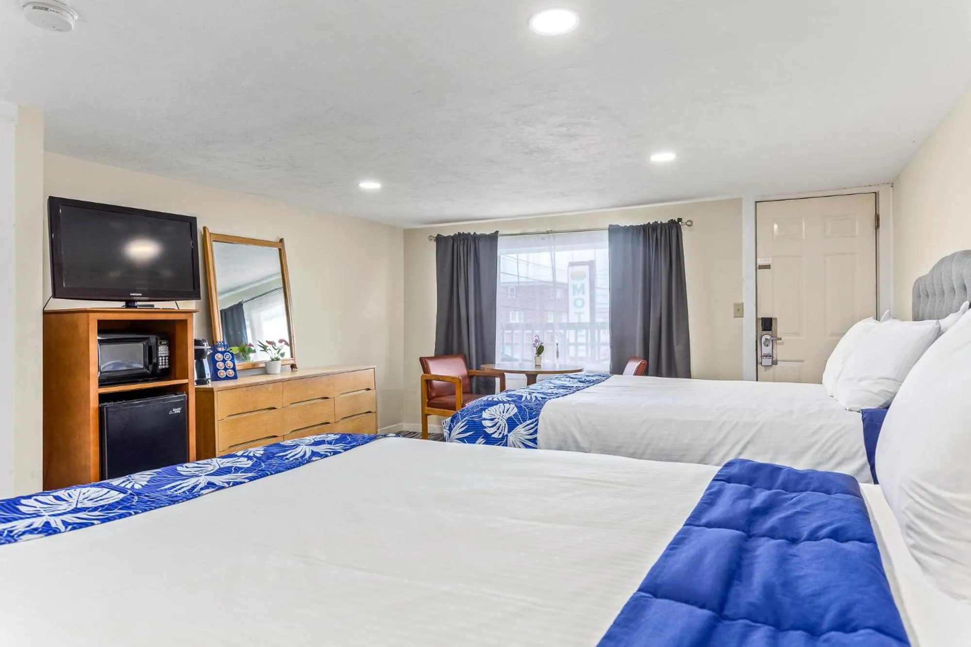 Bedroom, Bed in Tides Motel - Hampton Beach