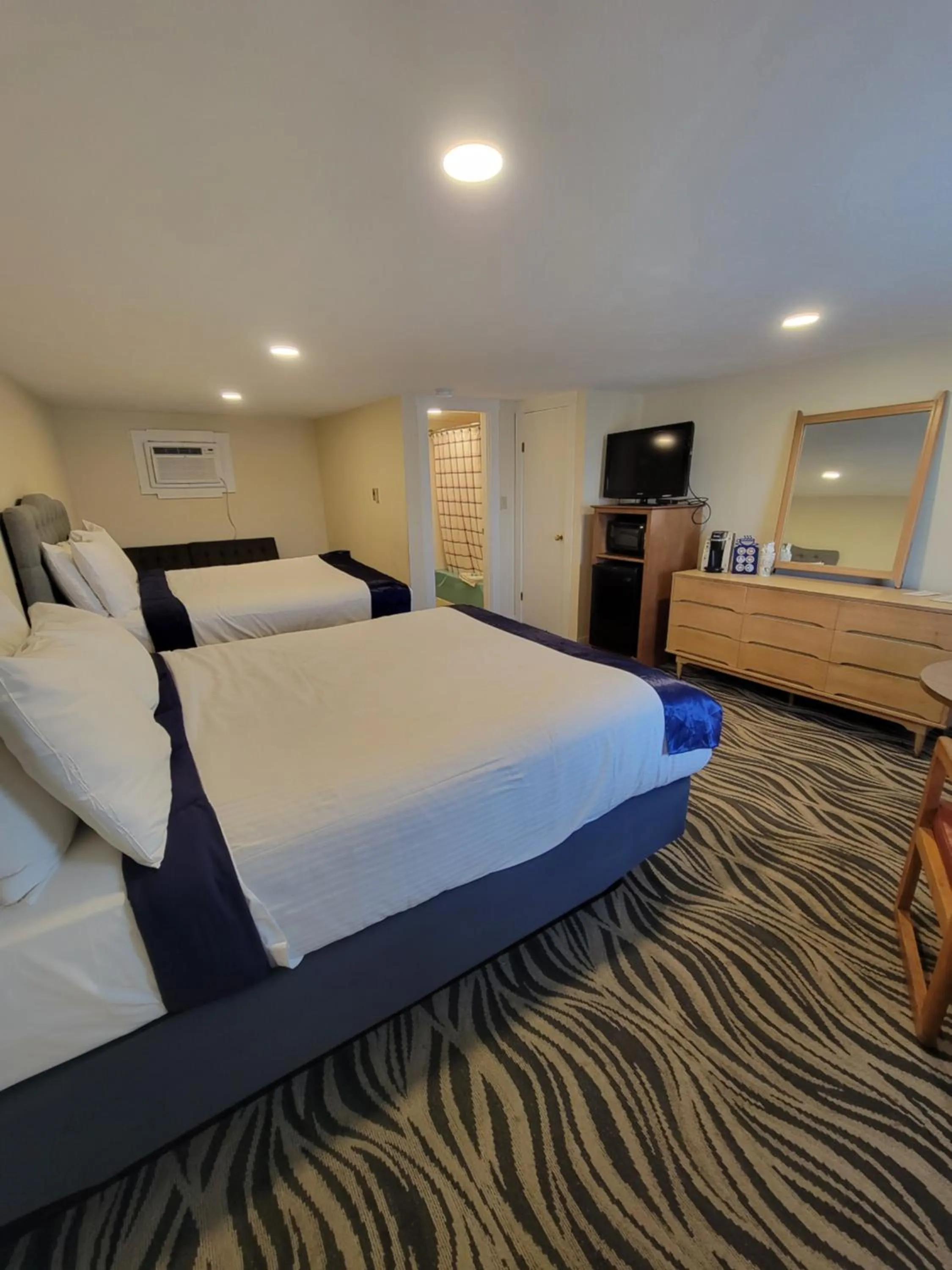 Photo of the whole room, Bed in Tides Motel - Hampton Beach