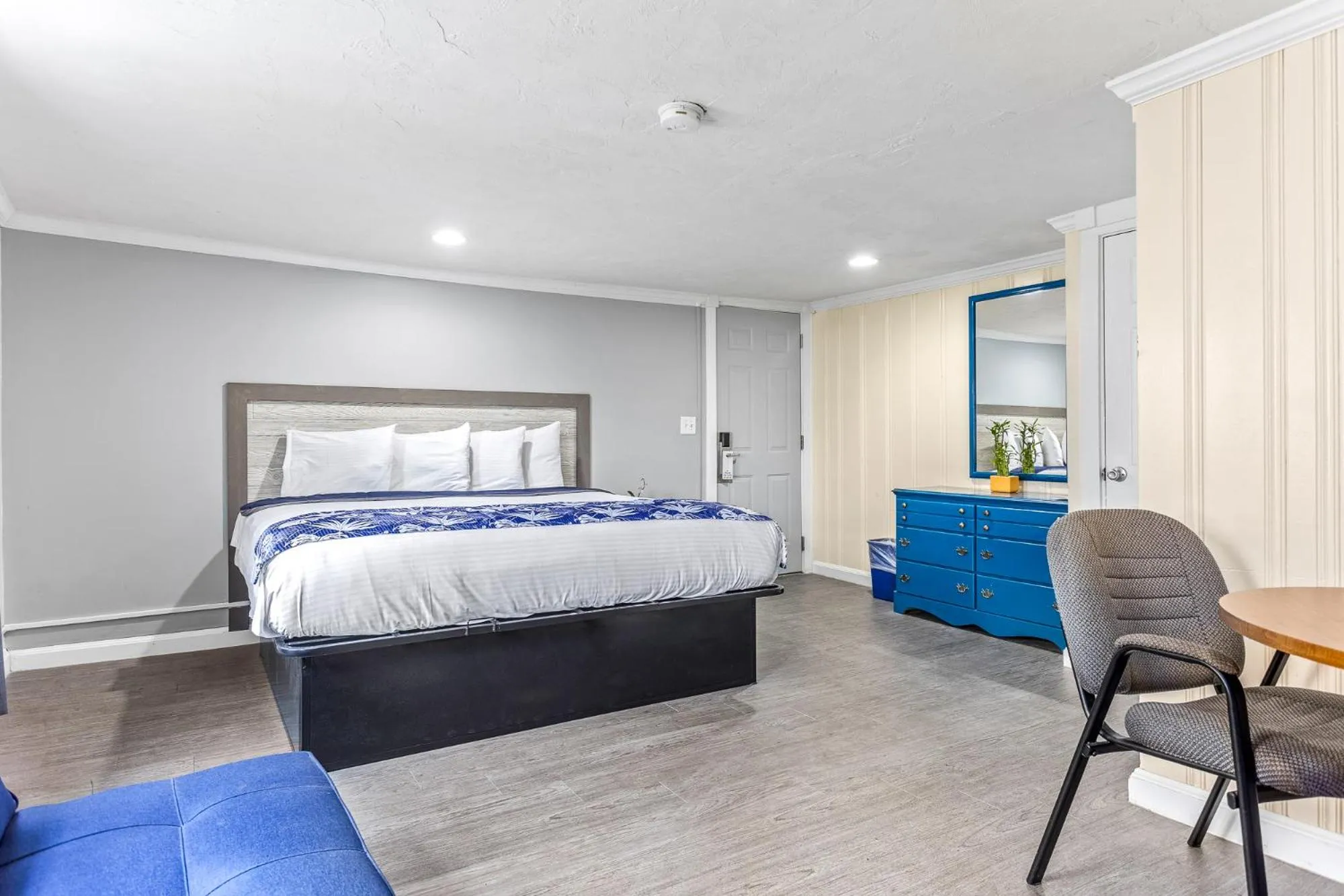 Bed in Tides Motel - Hampton Beach