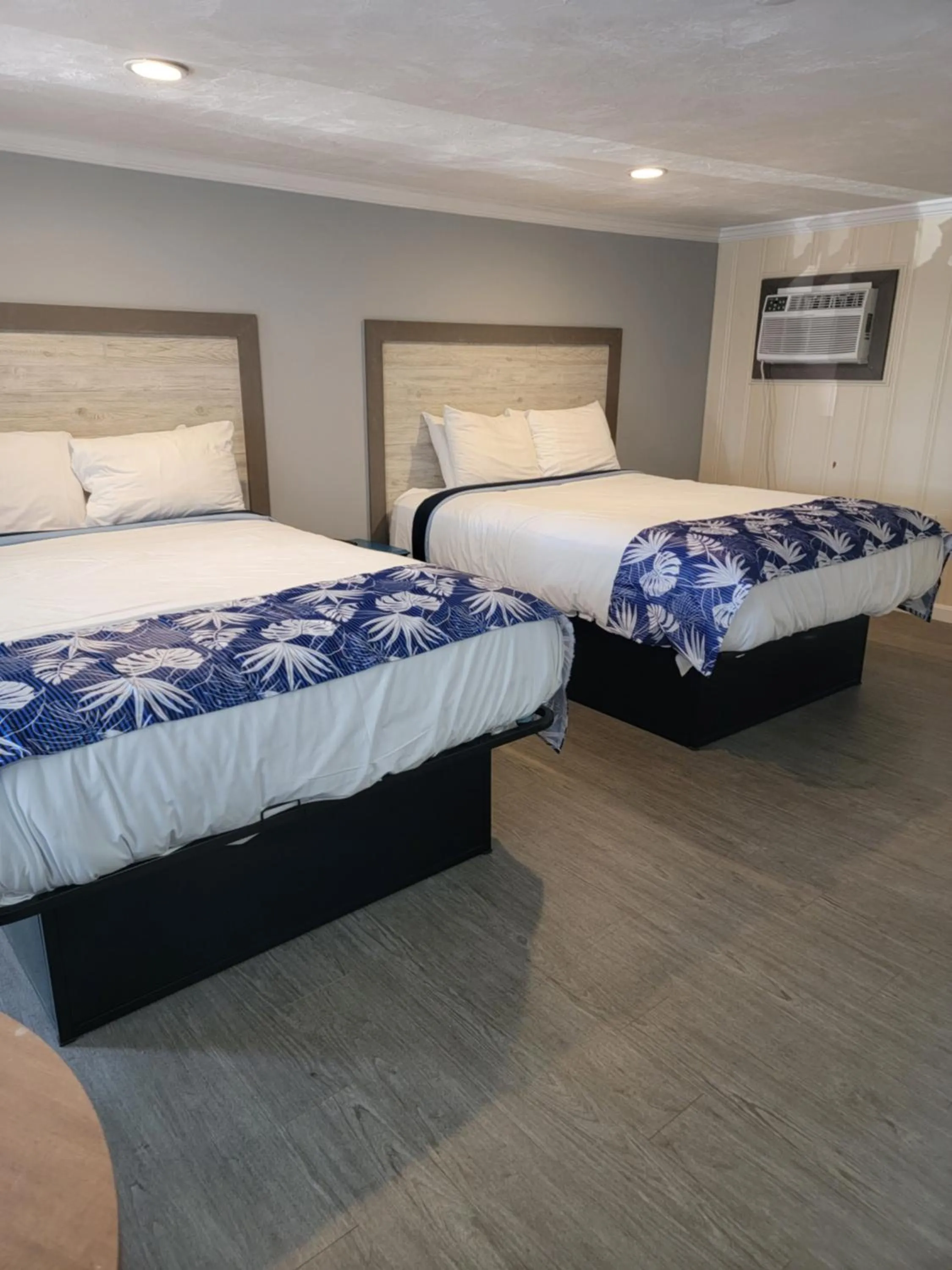 Bedroom, Bed in Tides Motel - Hampton Beach