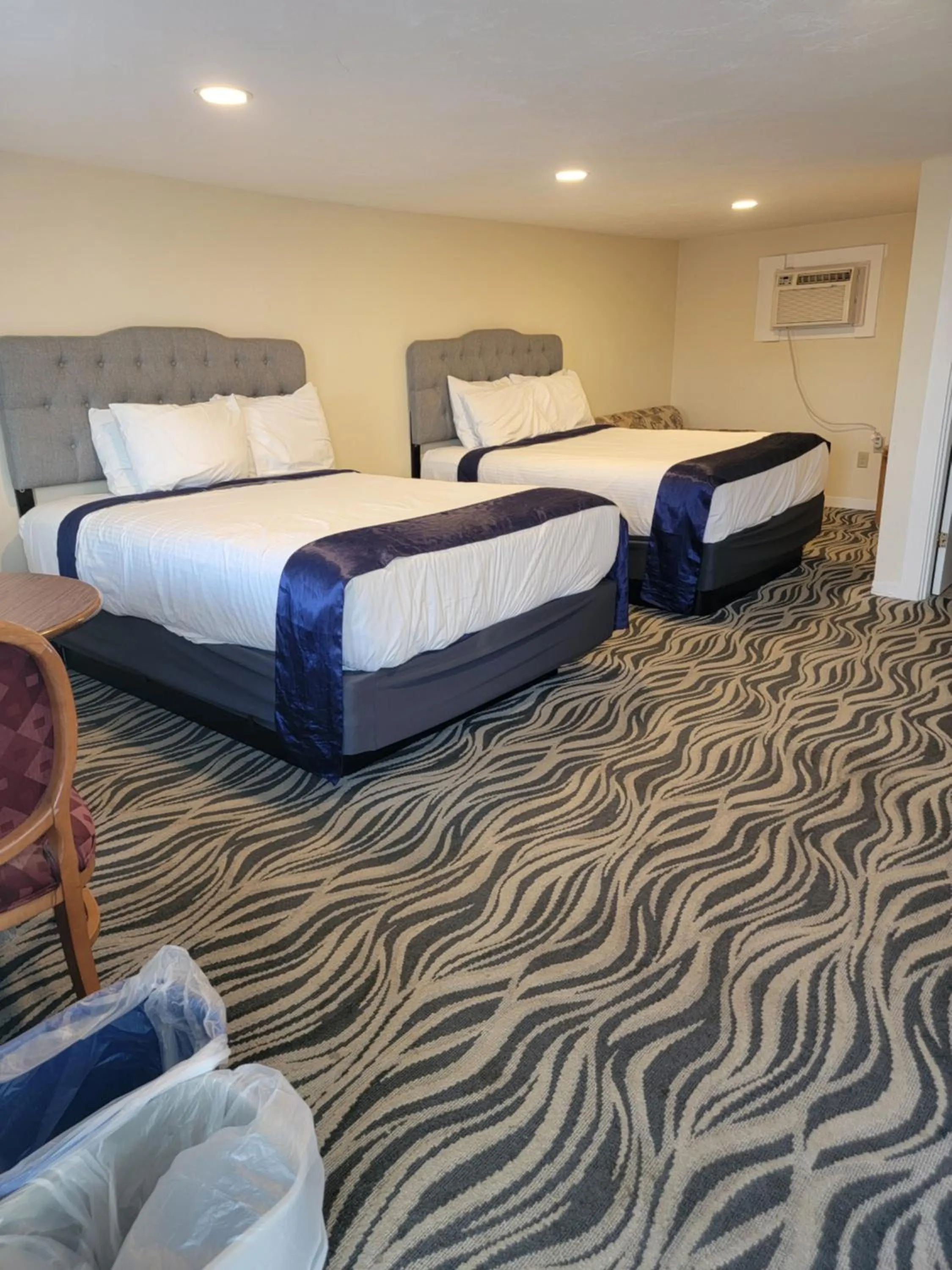 Bed in Tides Motel - Hampton Beach