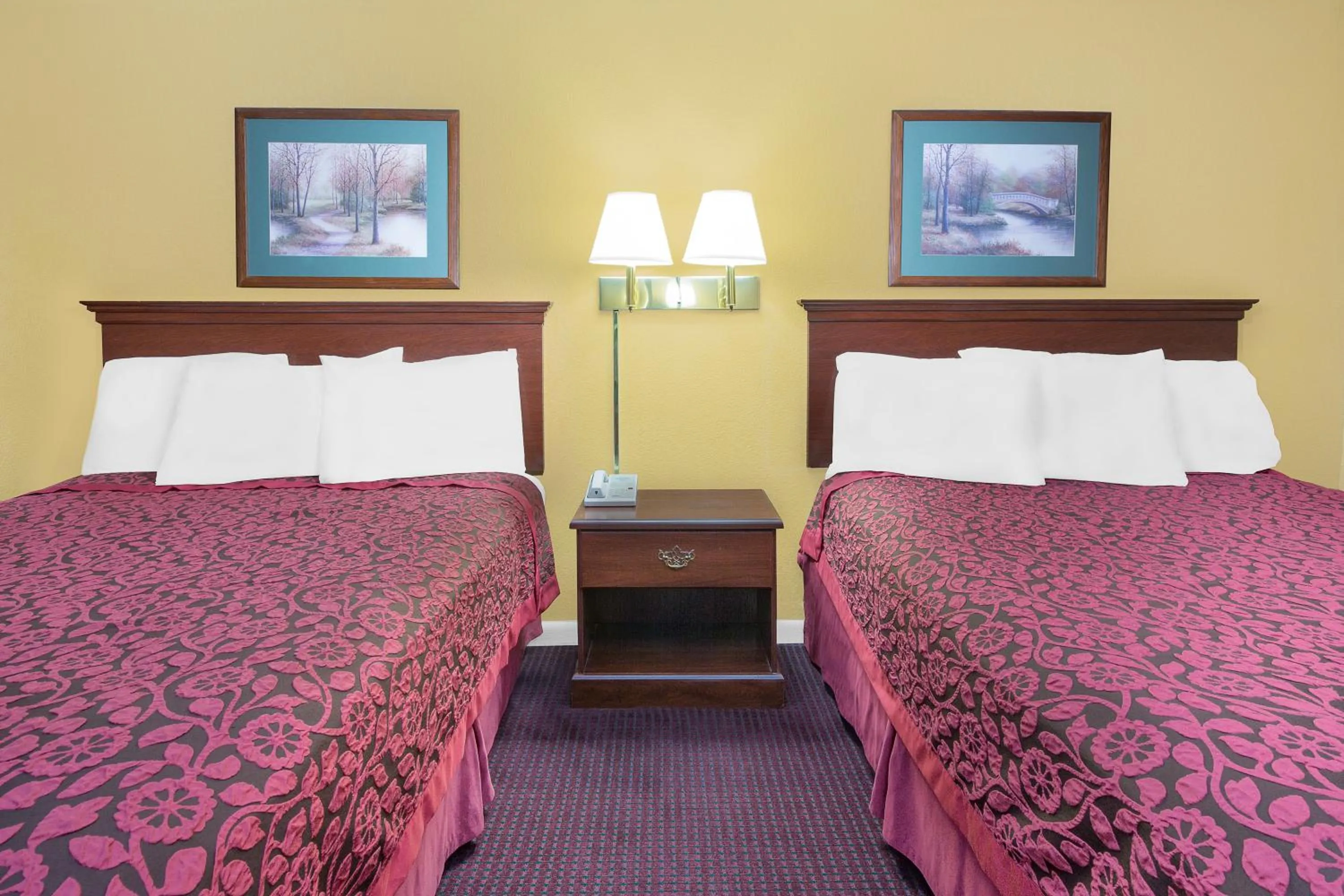 Bedroom in Days Inn by Wyndham N Little Rock East