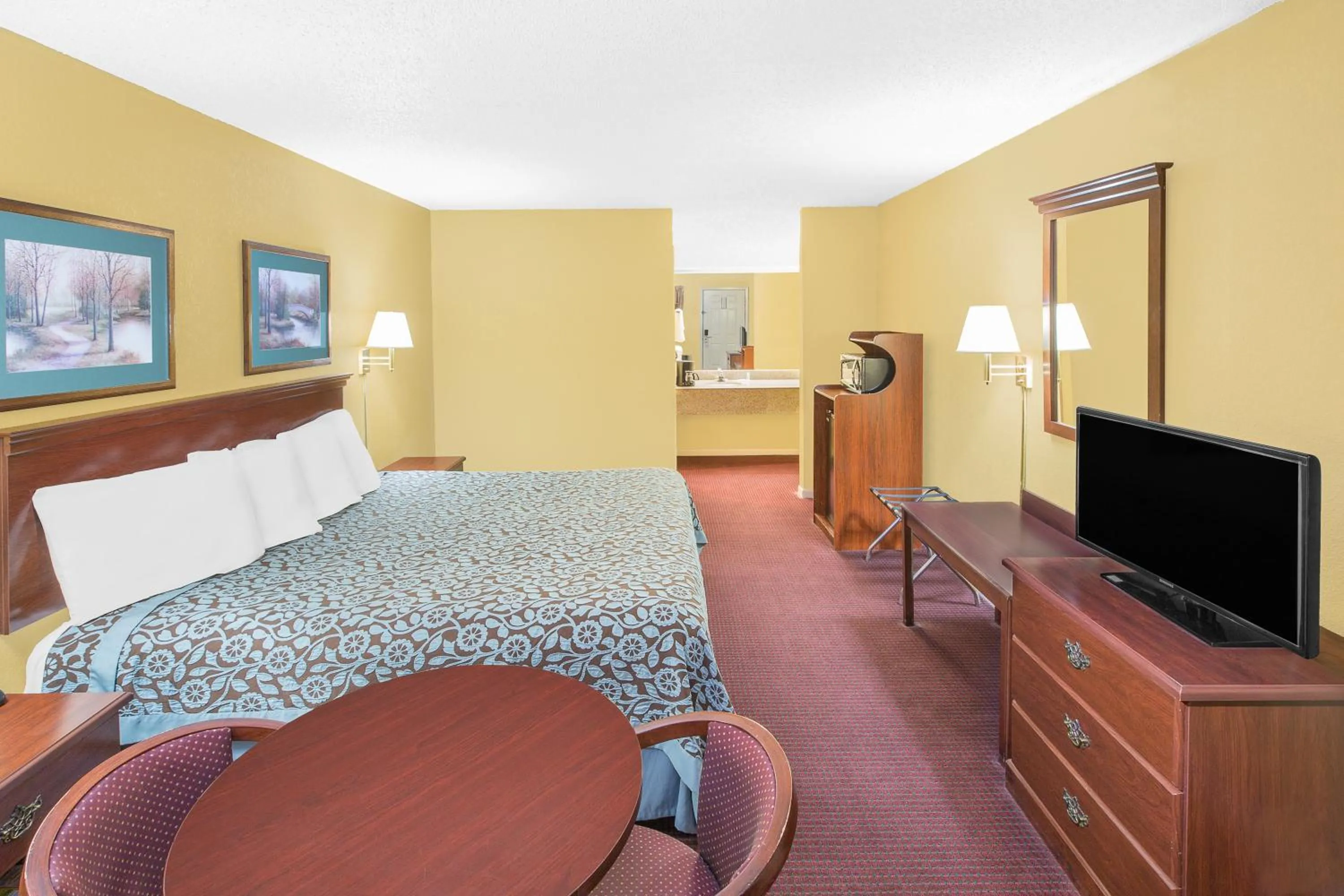 Bedroom, TV/Entertainment Center in Days Inn by Wyndham N Little Rock East