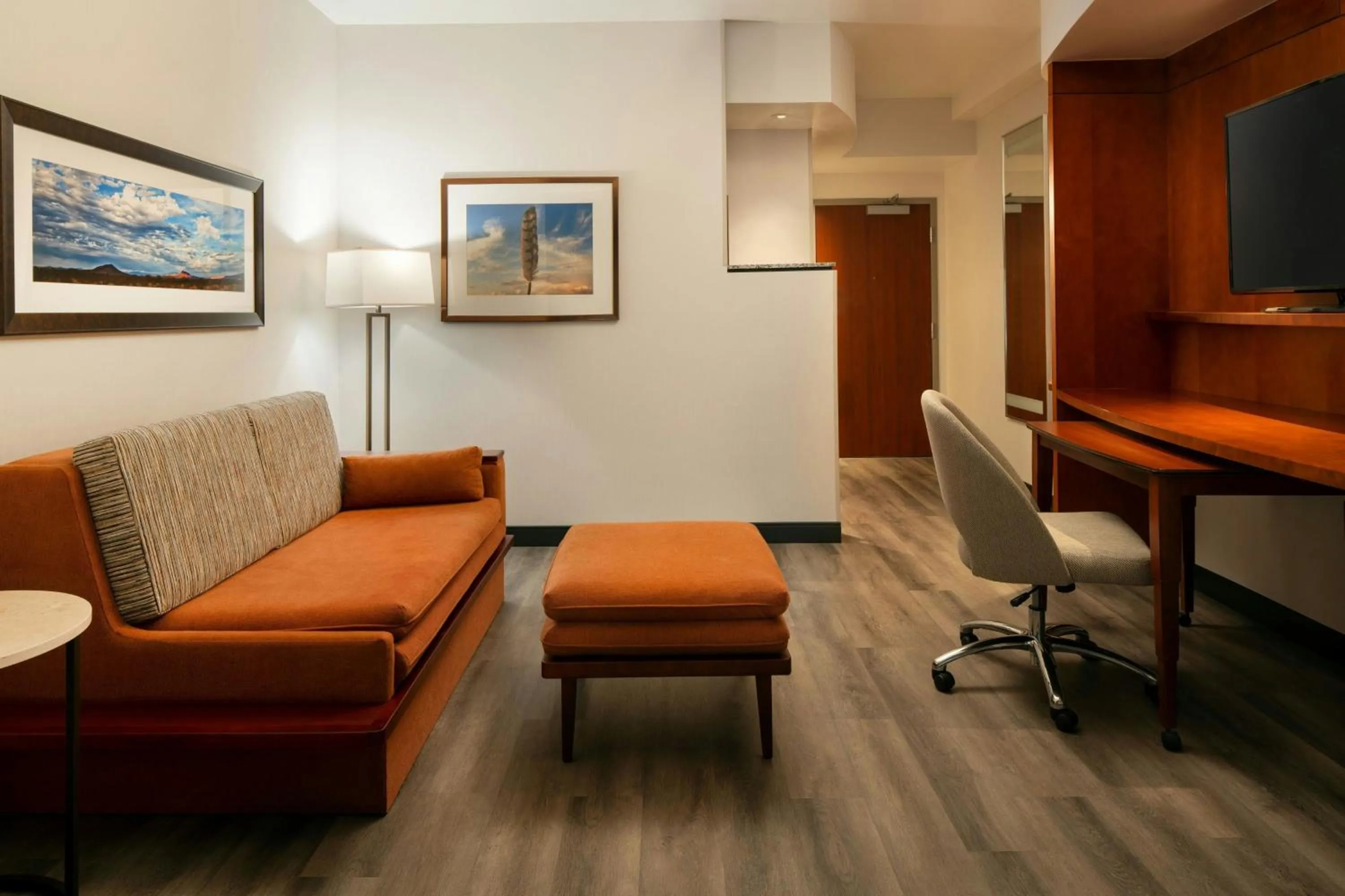 Living room in Courtyard by Marriott Scottsdale Salt River