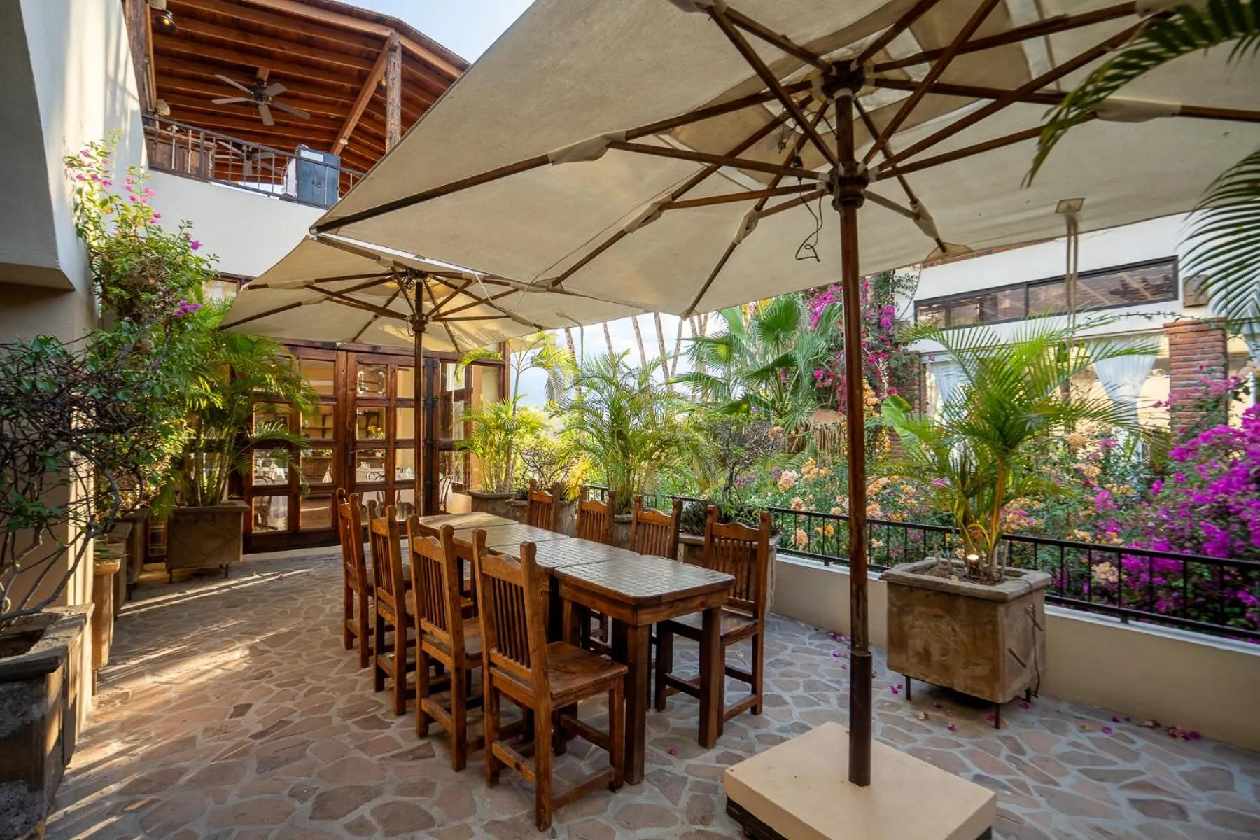 Dining area in Posada de las Flores La Paz