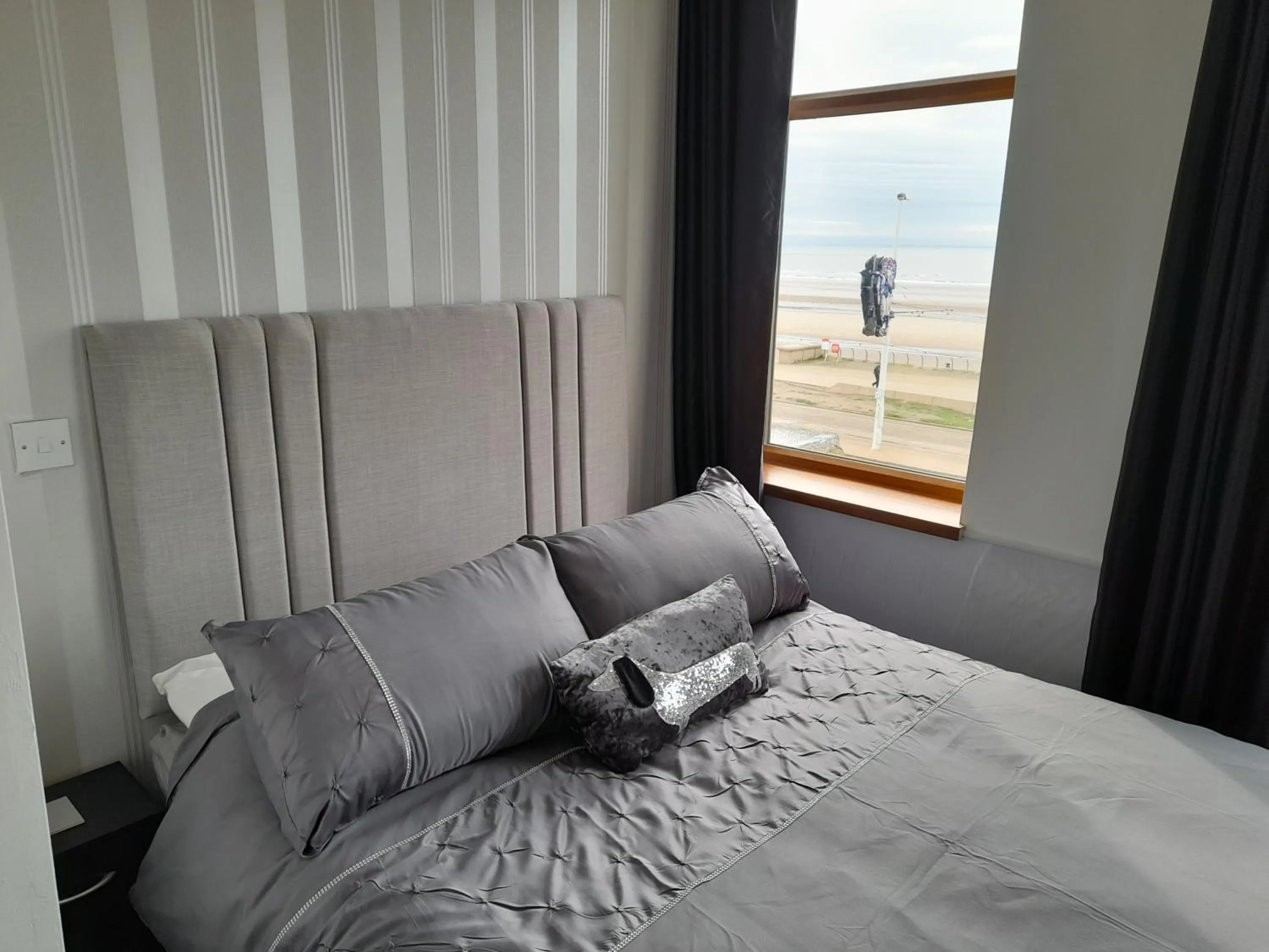 Bedroom, Bed in The Fame