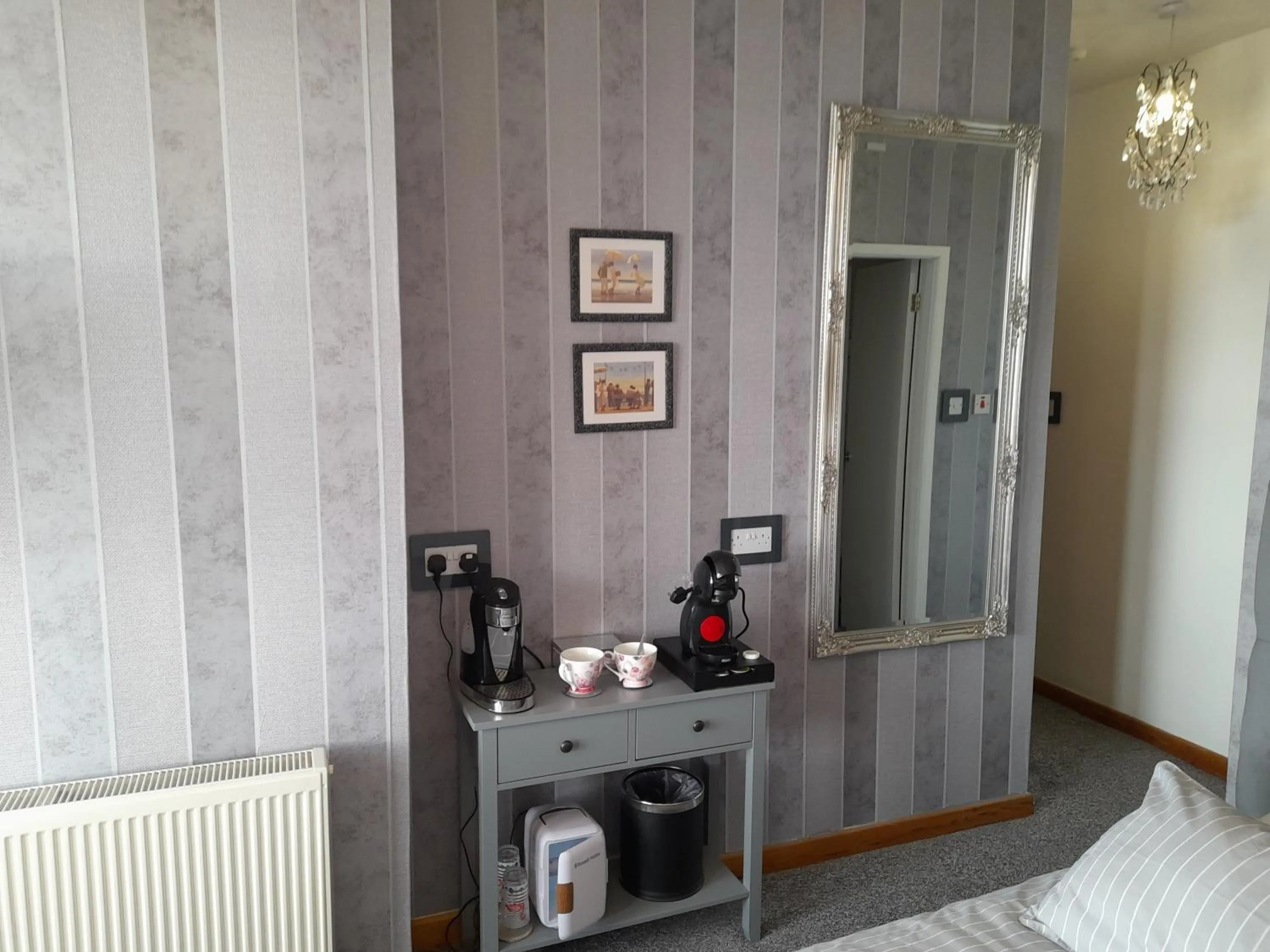 Bedroom, Bed in The Fame