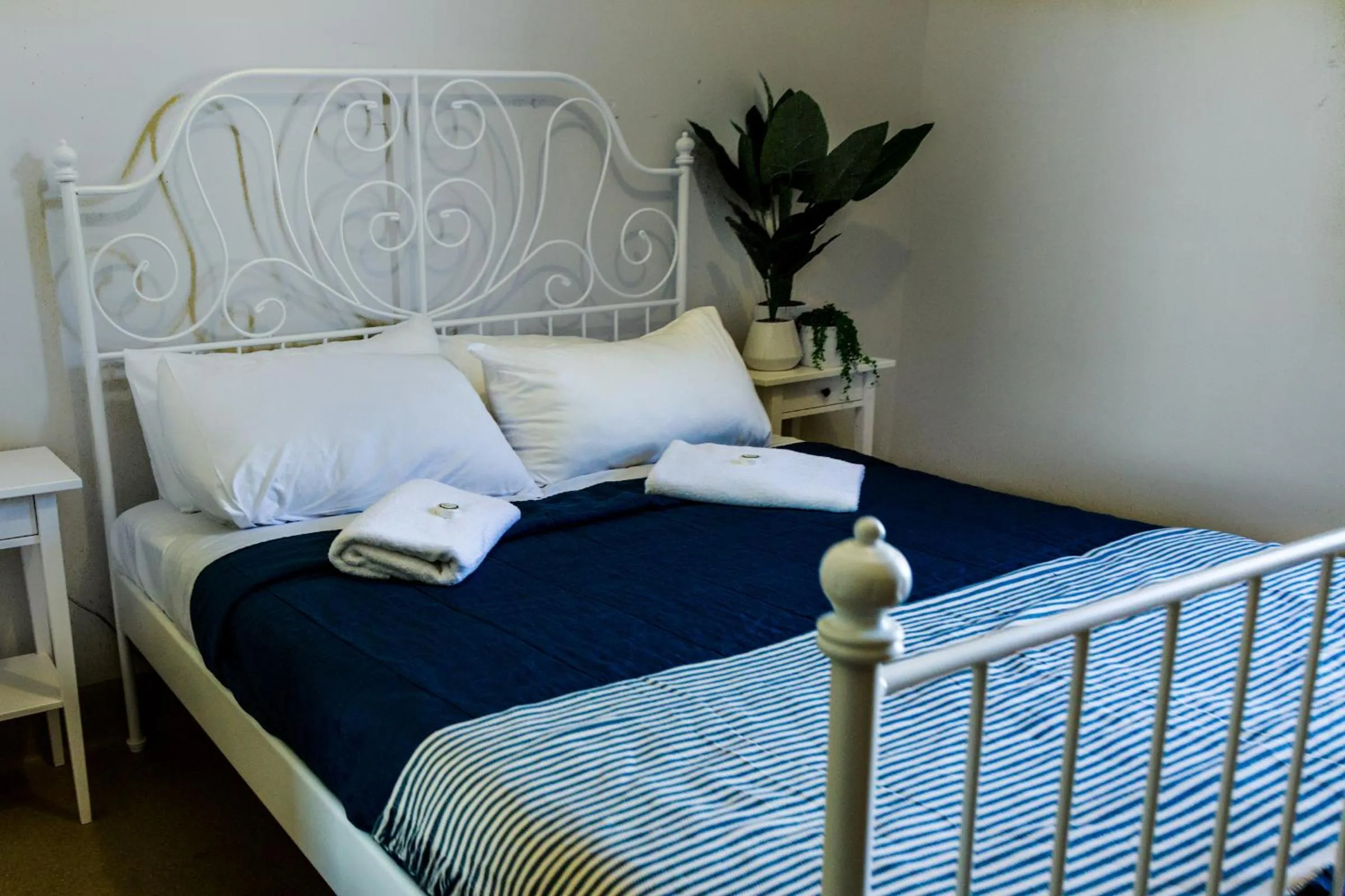 Bedroom, Bed in Coolangatta Sands Hotel