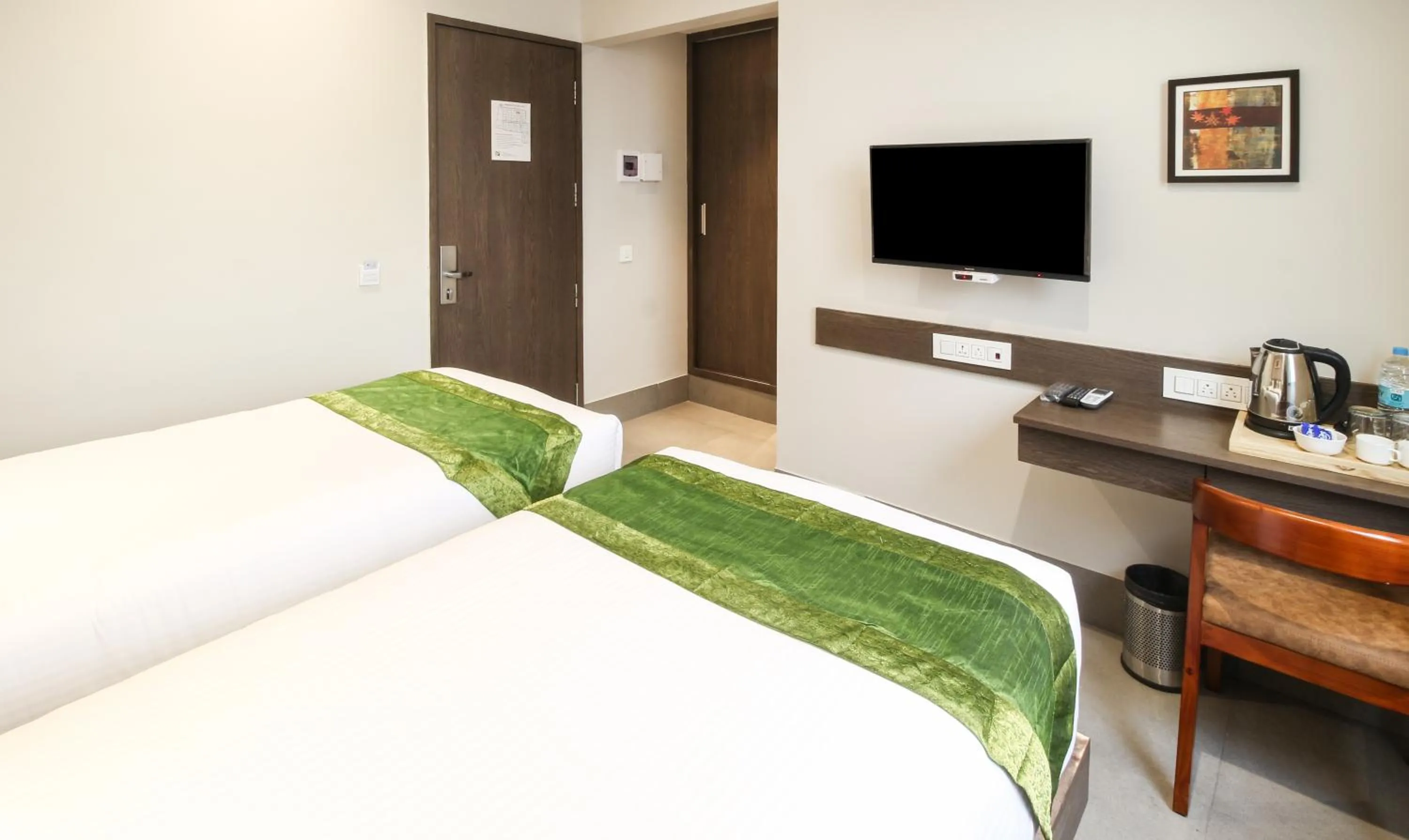 Bed in Treebo Elite Residency - 2 kms from Railway station