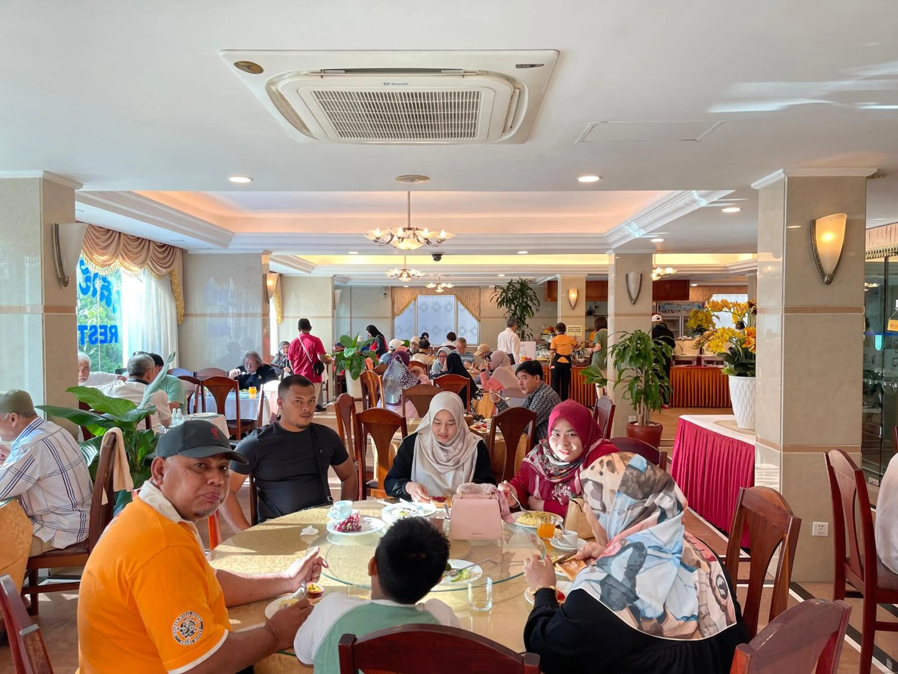 Restaurant/places to eat in Hotel Sor