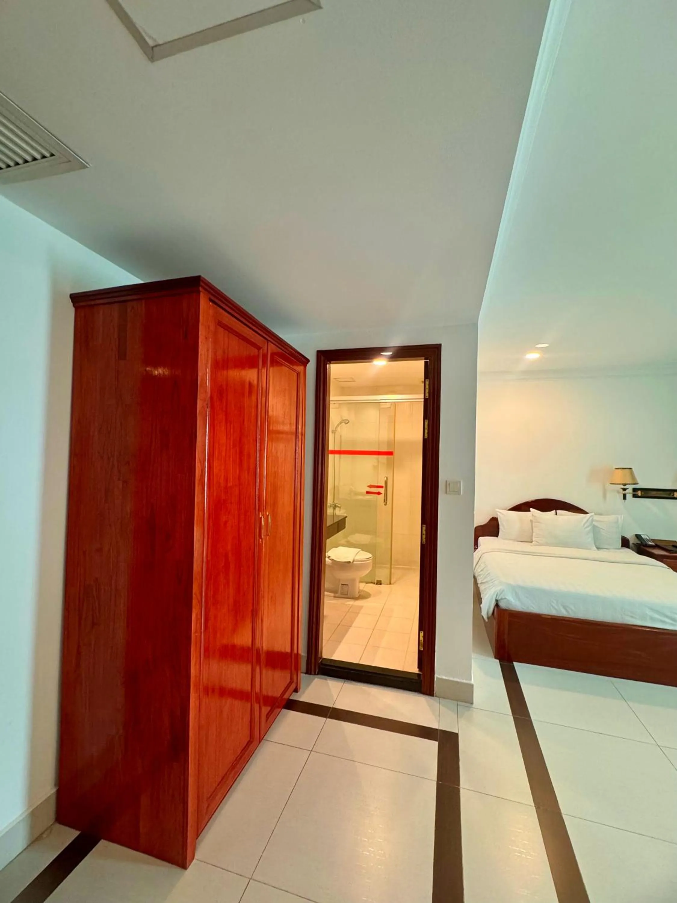 wardrobe, Bed in Hotel Sor