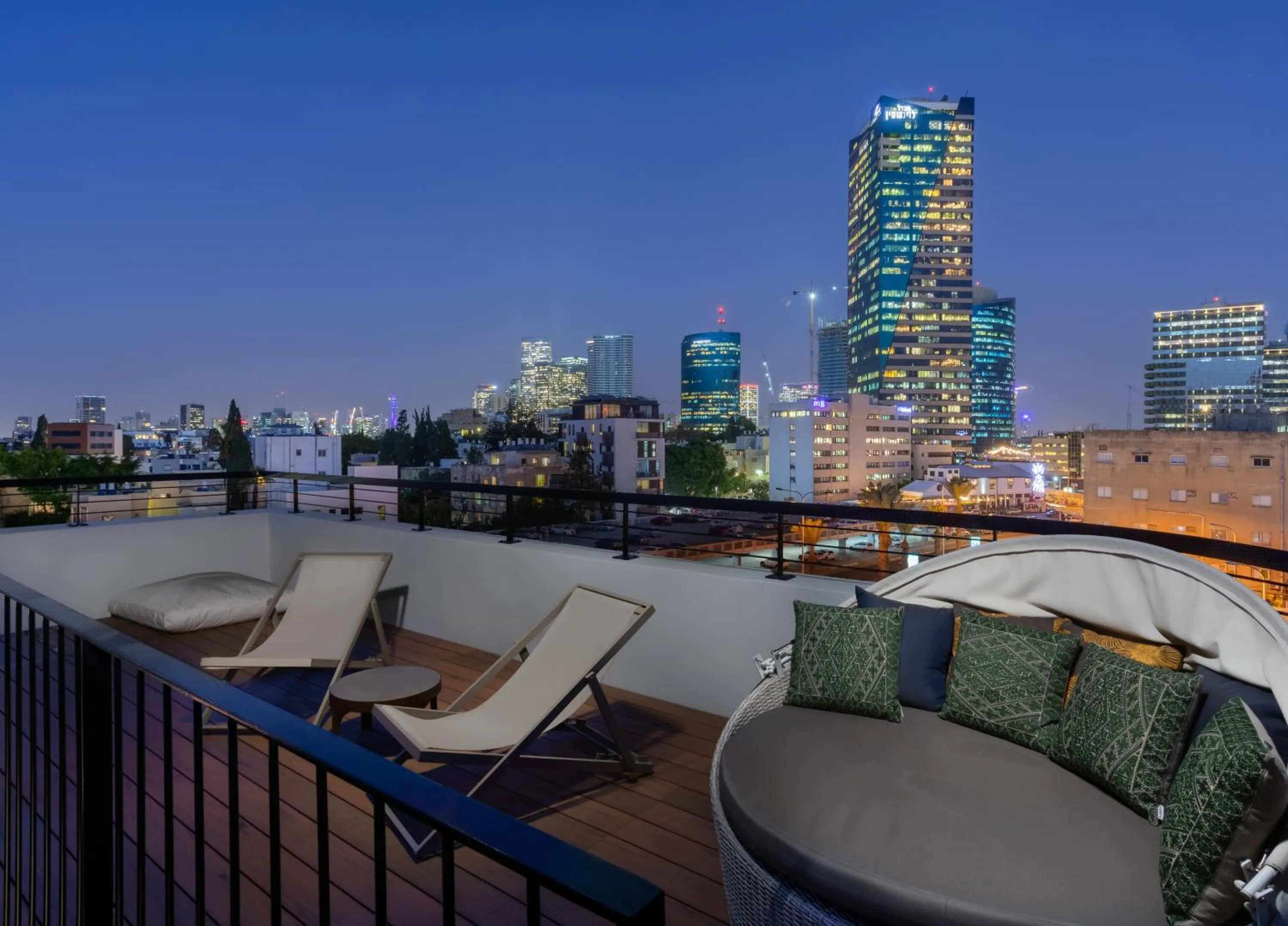 Balcony/Terrace in Penthouse 3BR near Rothschild bd by HolyGuest