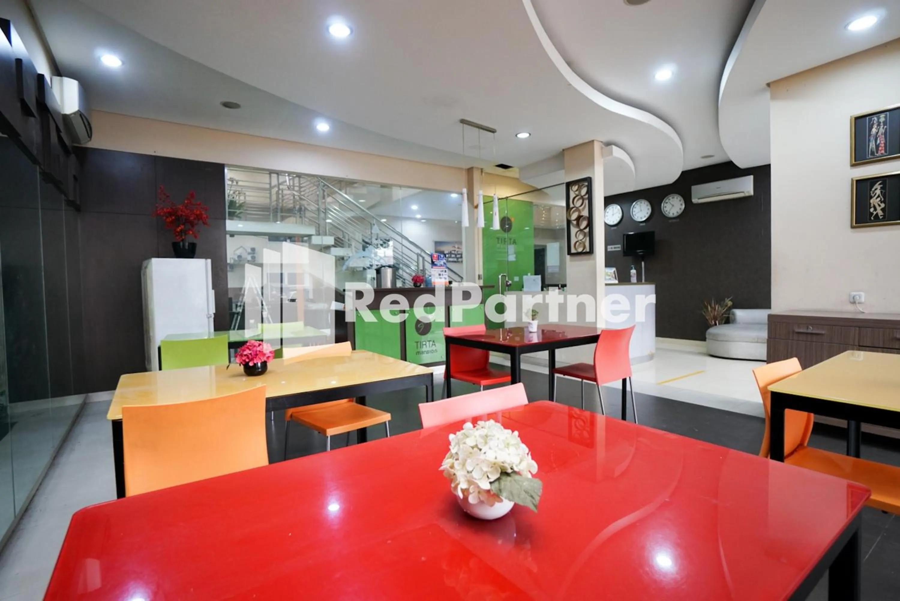 Dining area in Tirta Mansion Lippo Karawaci Mitra RedDoorz
