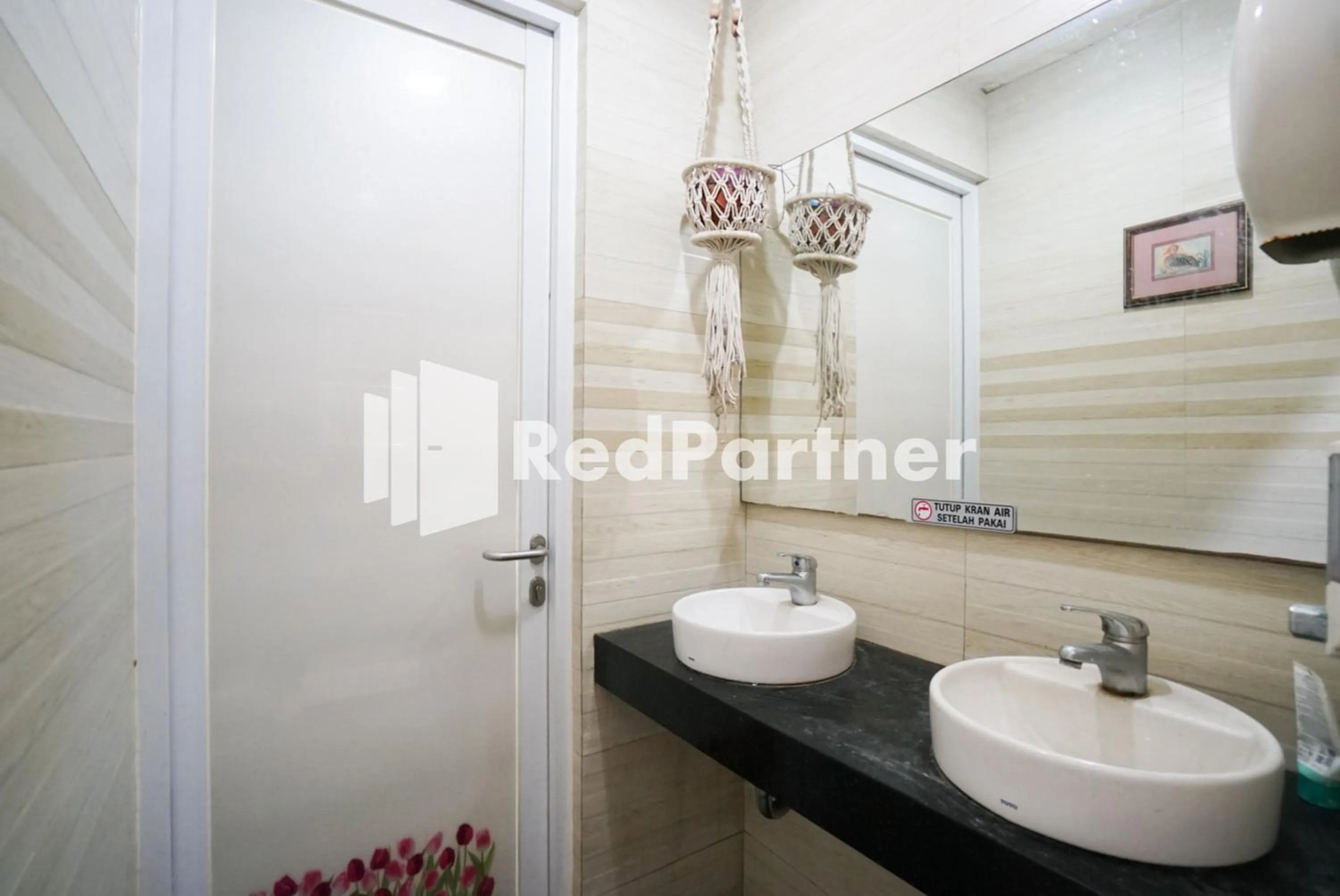 Bathroom in Tirta Mansion Lippo Karawaci Mitra RedDoorz