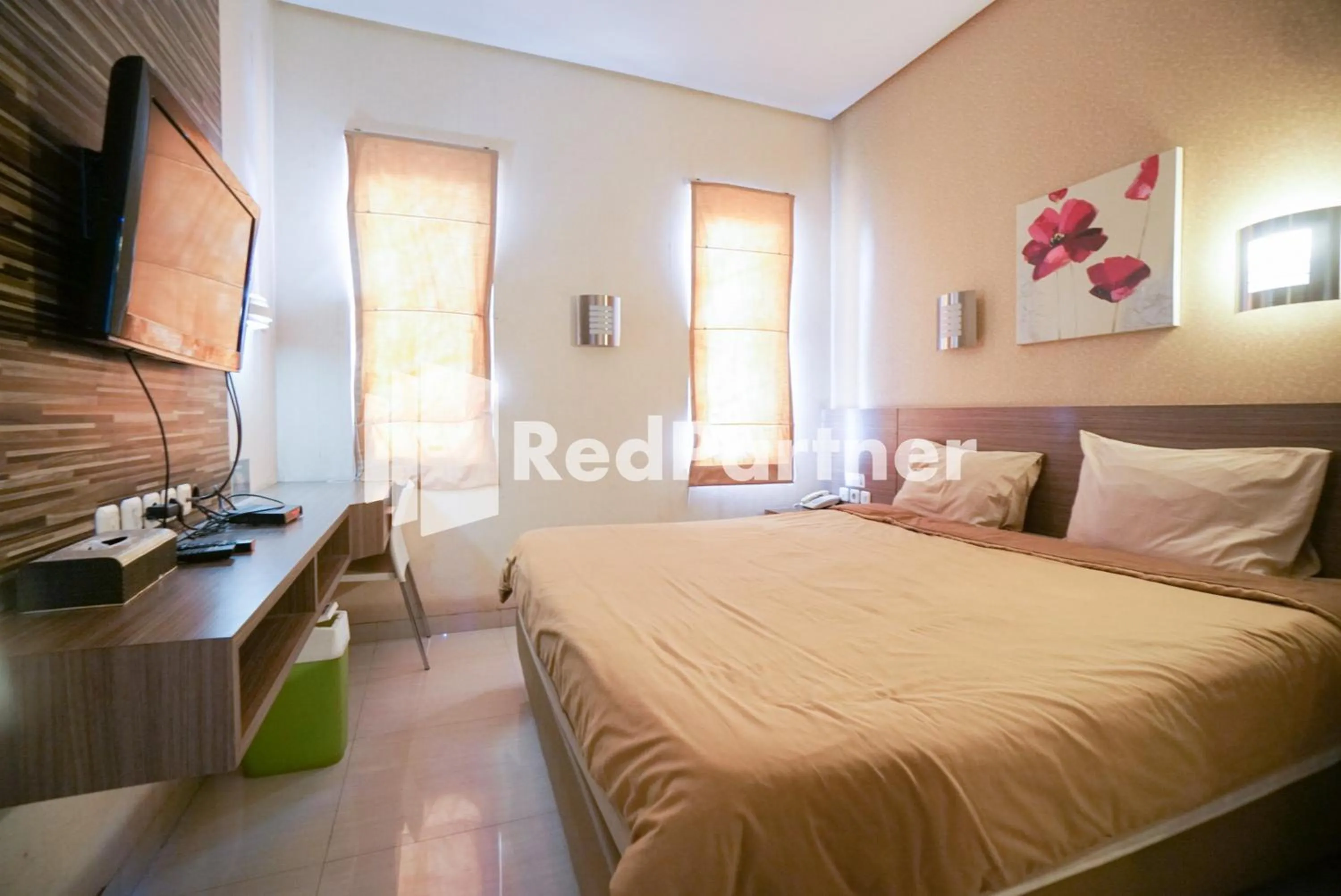 Bedroom, Bed in Tirta Mansion Lippo Karawaci Mitra RedDoorz