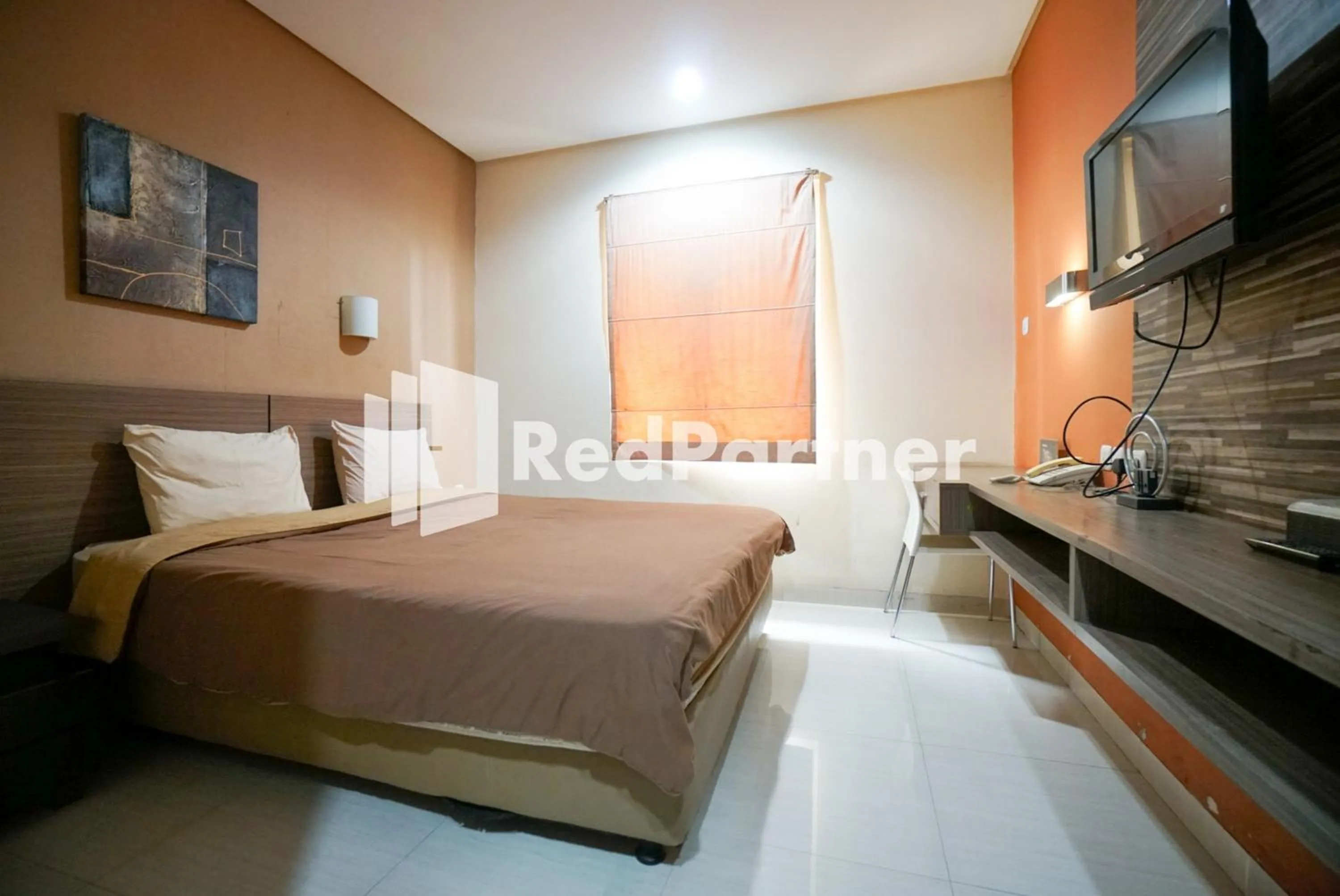 Bedroom, Bed in Tirta Mansion Lippo Karawaci Mitra RedDoorz