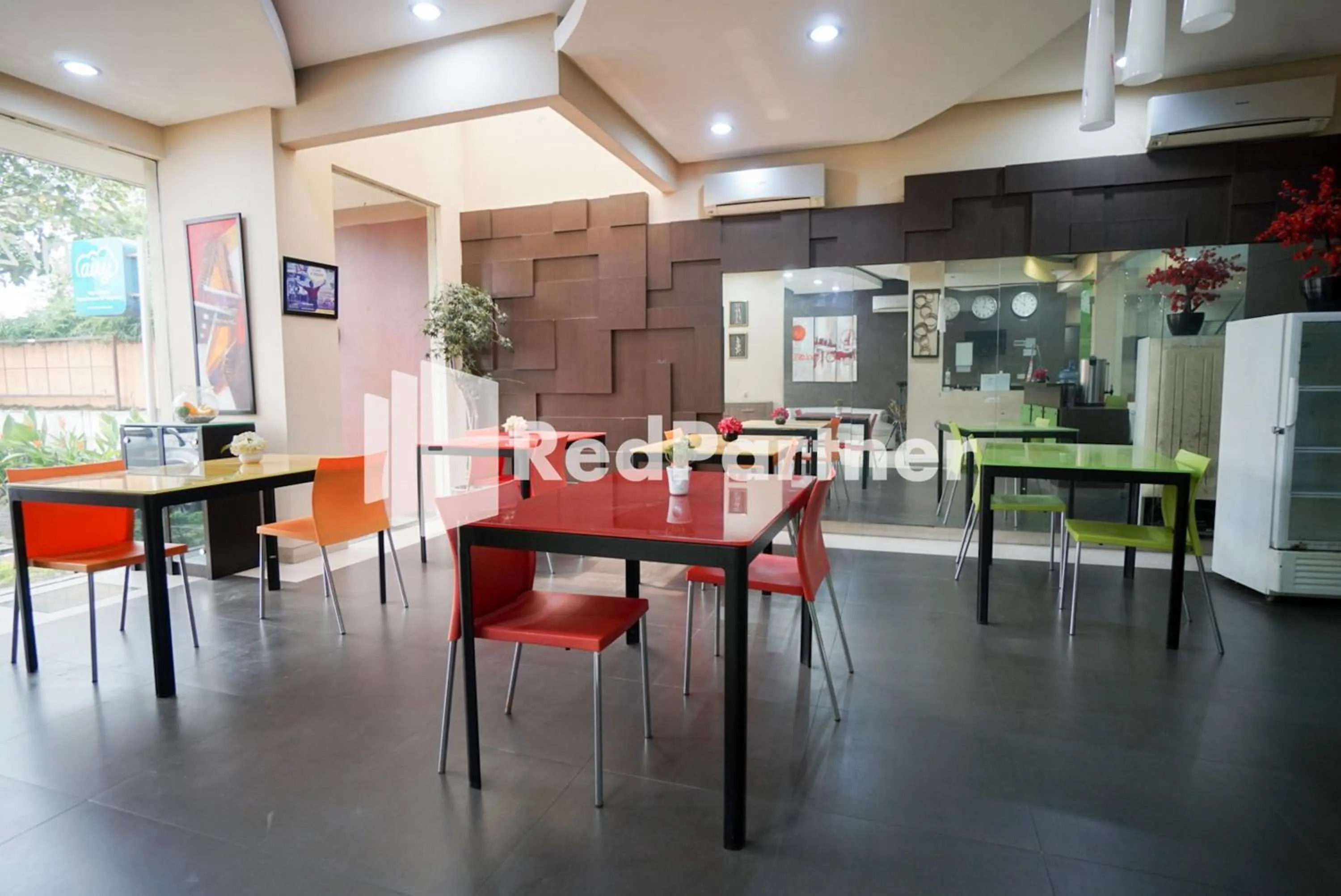 Dining area in Tirta Mansion Lippo Karawaci Mitra RedDoorz