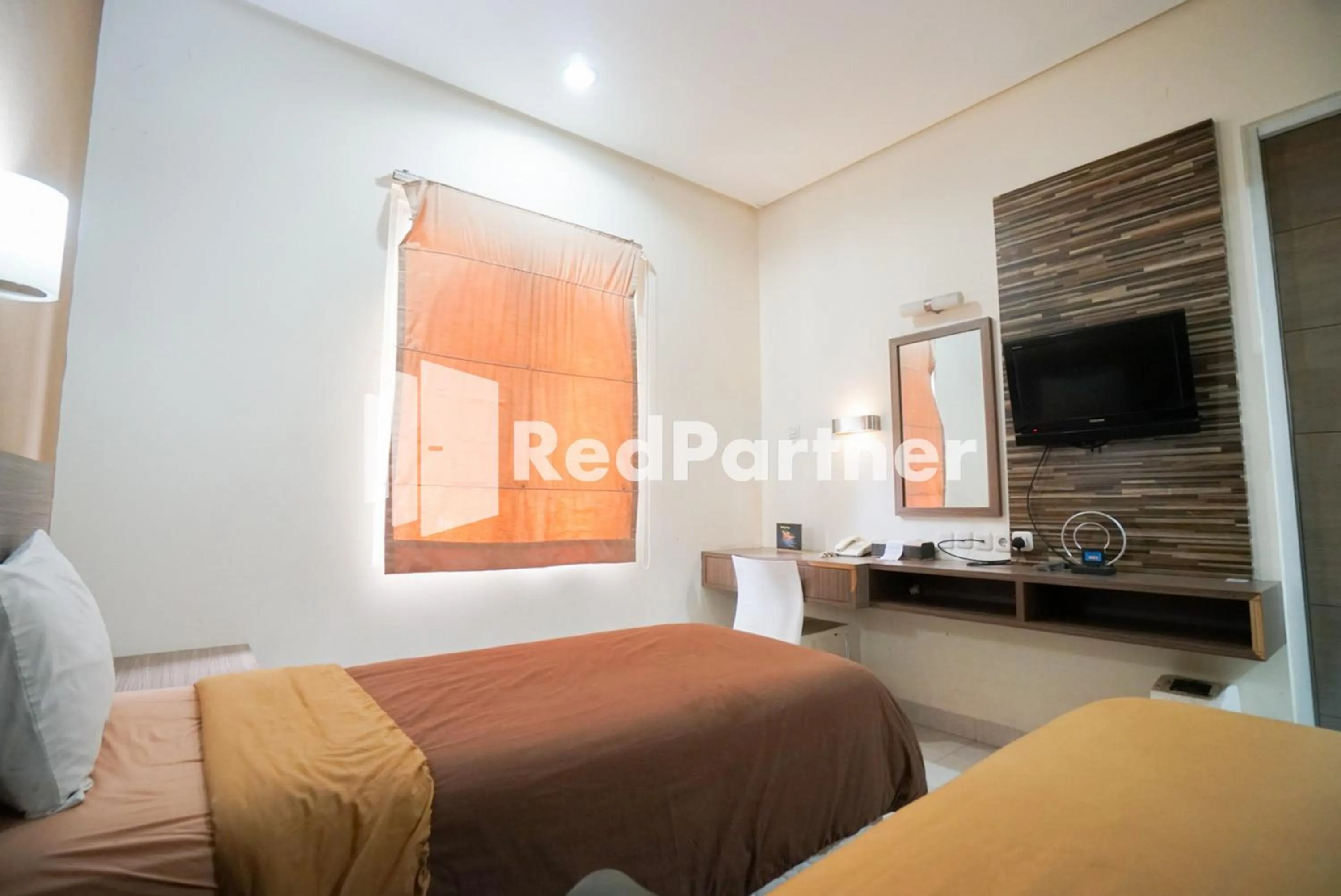 Bedroom, Bed in Tirta Mansion Lippo Karawaci Mitra RedDoorz
