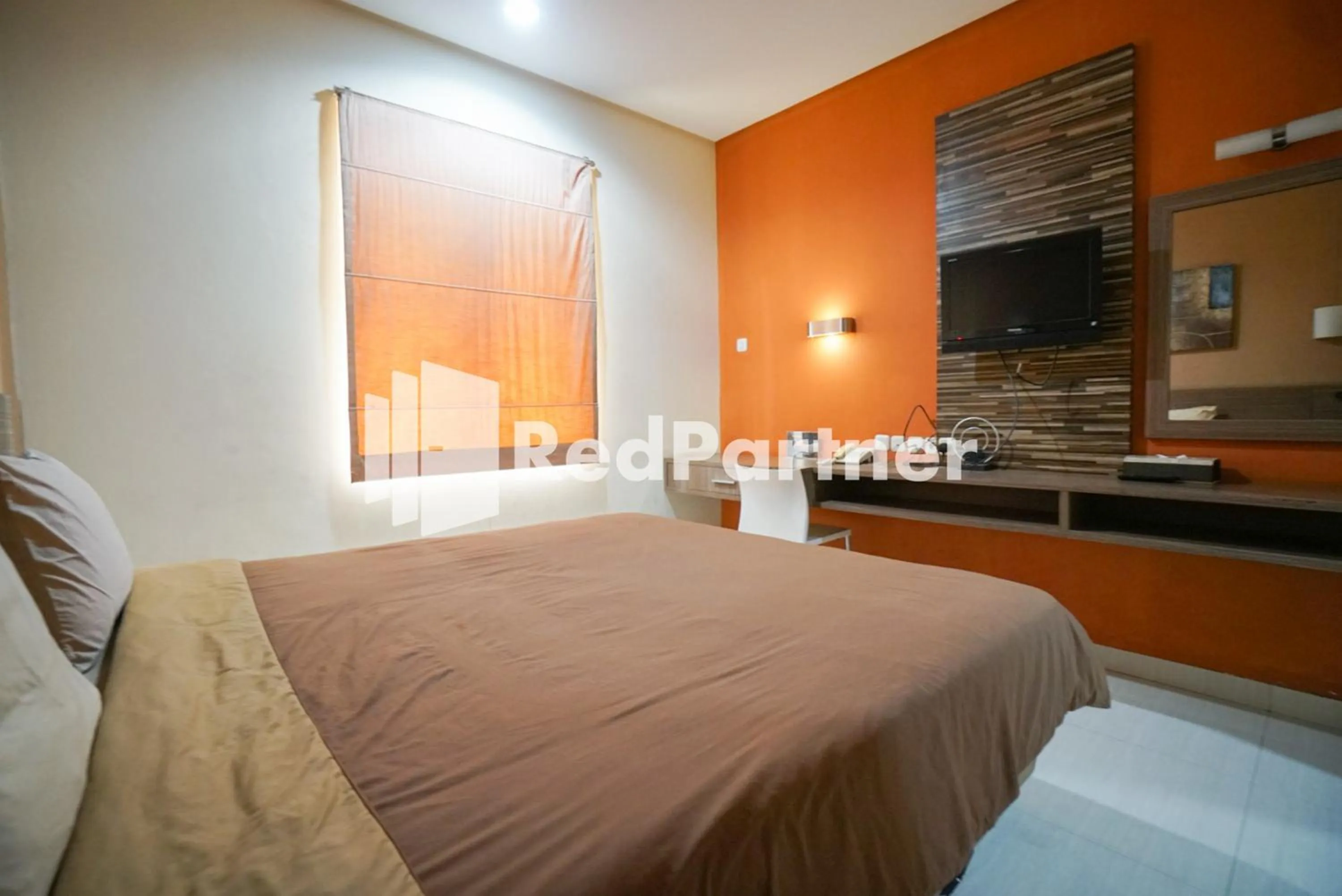 Bedroom, Bed in Tirta Mansion Lippo Karawaci Mitra RedDoorz