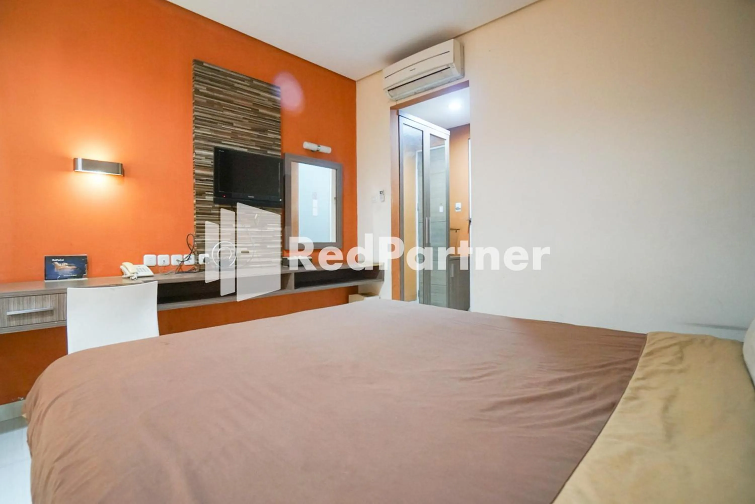 Bedroom, Bed in Tirta Mansion Lippo Karawaci Mitra RedDoorz