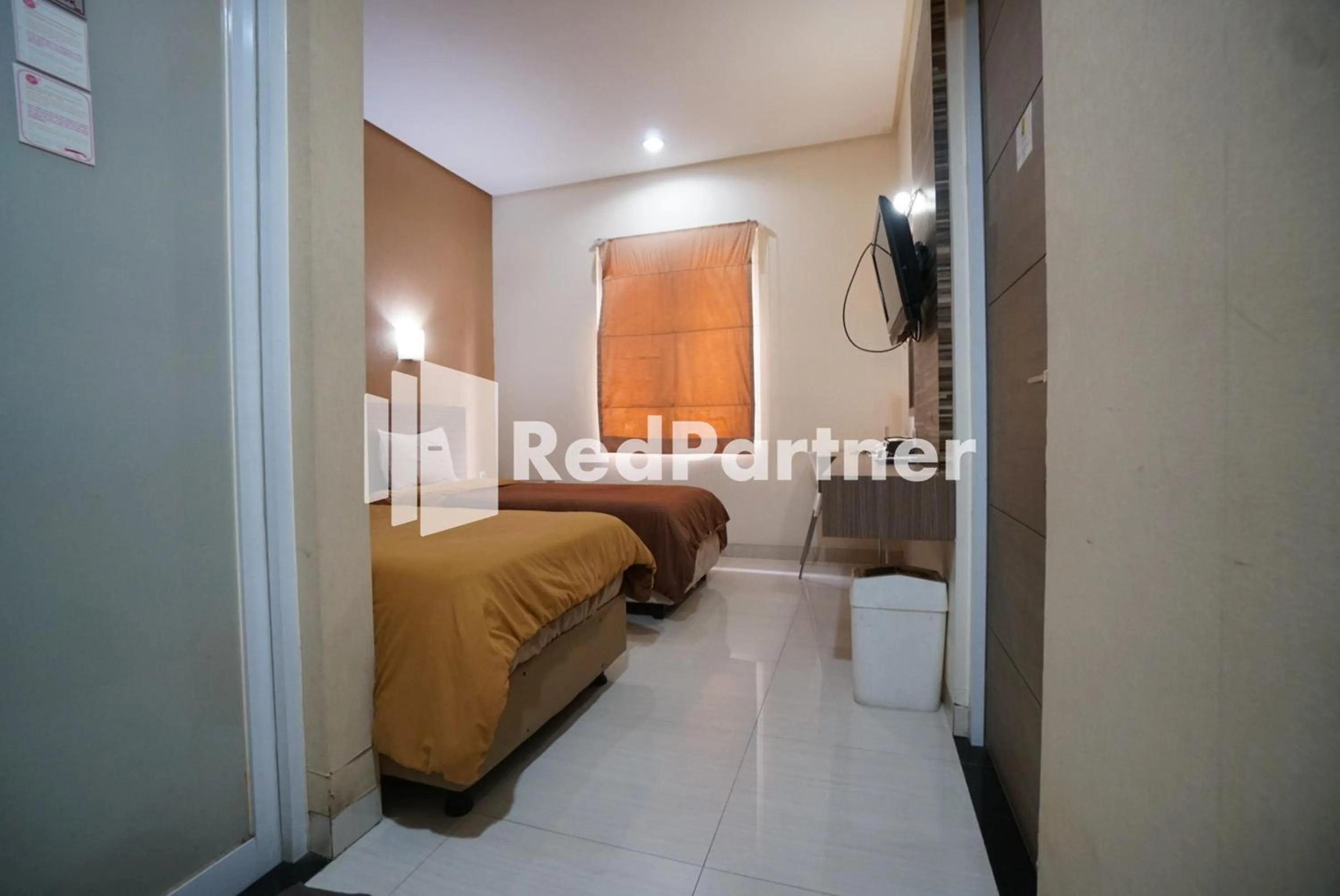 Bedroom, Bed in Tirta Mansion Lippo Karawaci Mitra RedDoorz