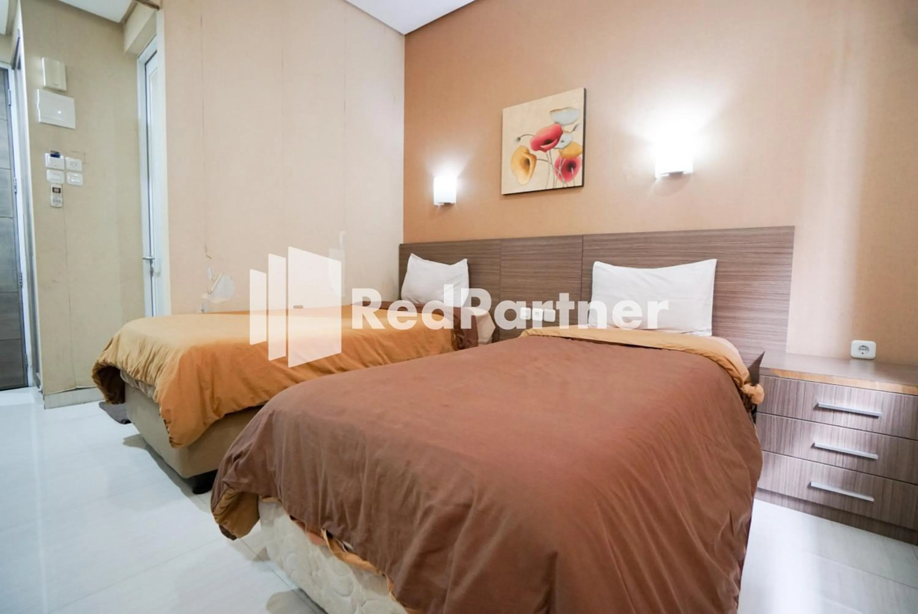 Bedroom, Bed in Tirta Mansion Lippo Karawaci Mitra RedDoorz