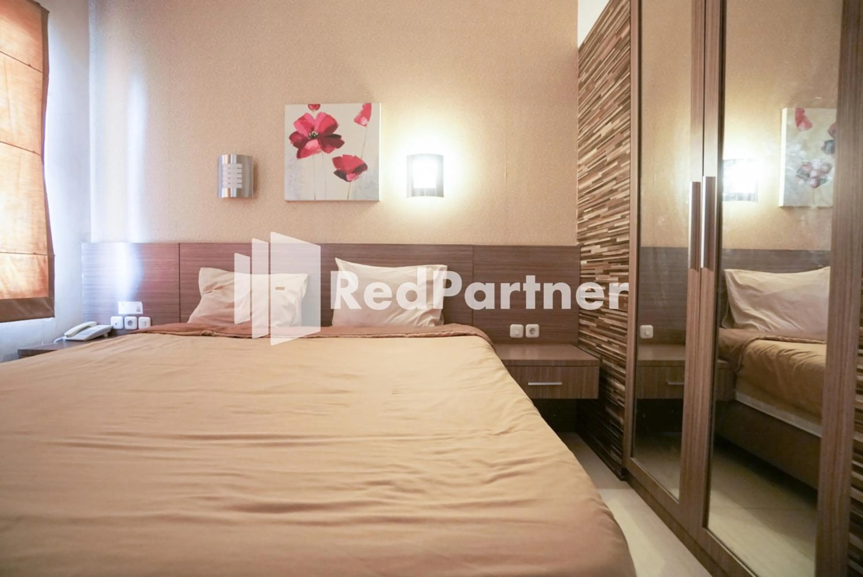 Bedroom, Bed in Tirta Mansion Lippo Karawaci Mitra RedDoorz