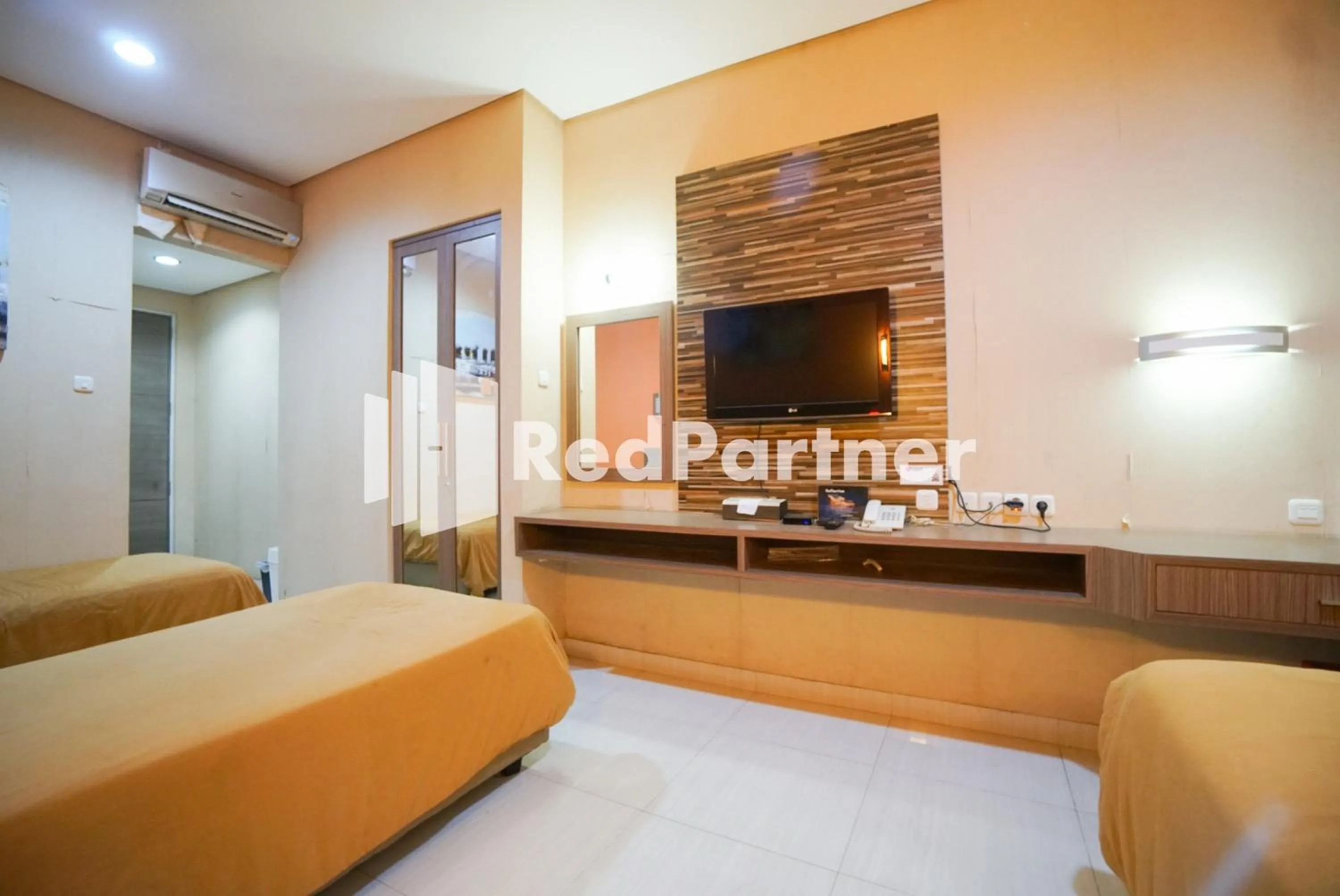 Bedroom, Bed in Tirta Mansion Lippo Karawaci Mitra RedDoorz
