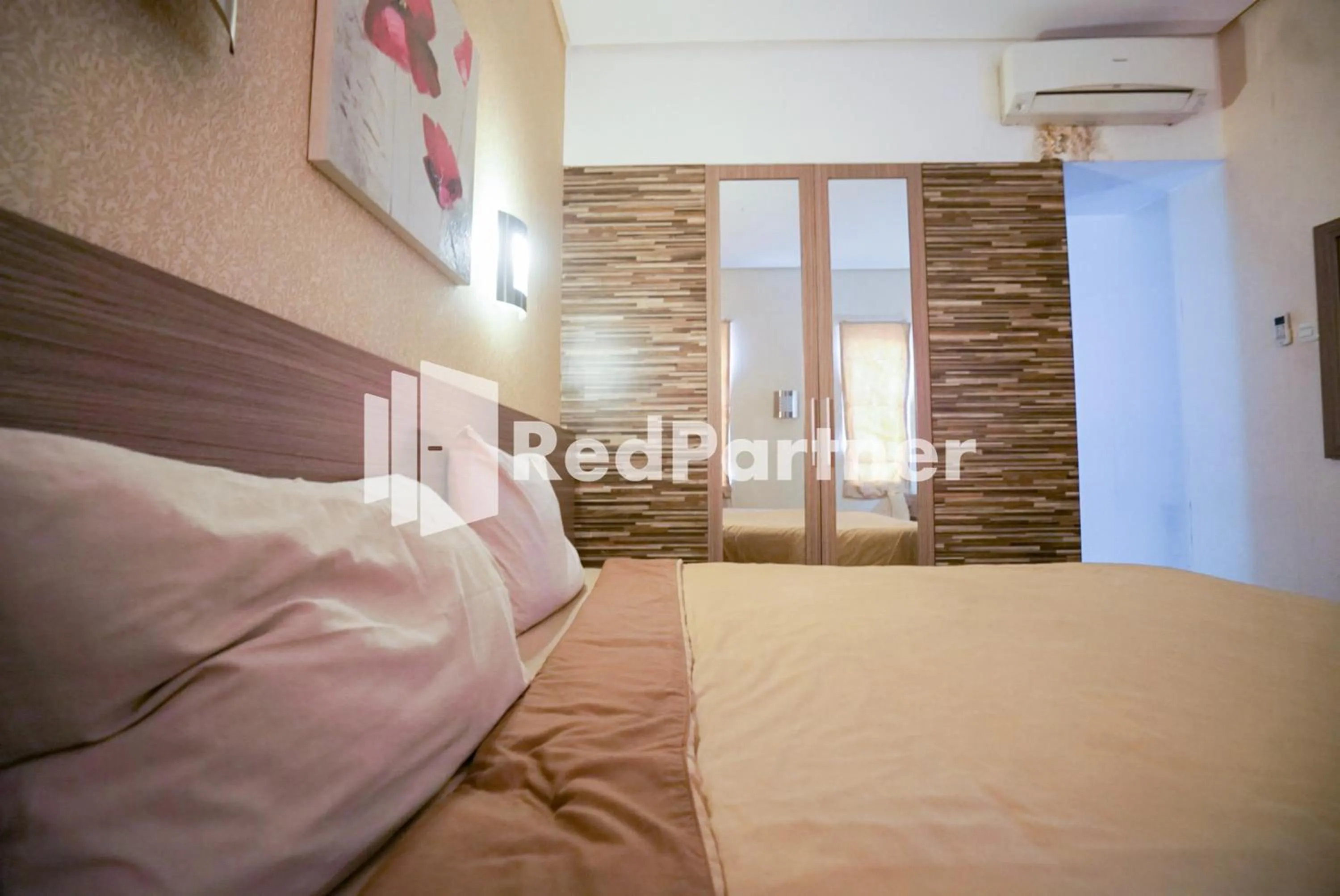 Bedroom, Bed in Tirta Mansion Lippo Karawaci Mitra RedDoorz