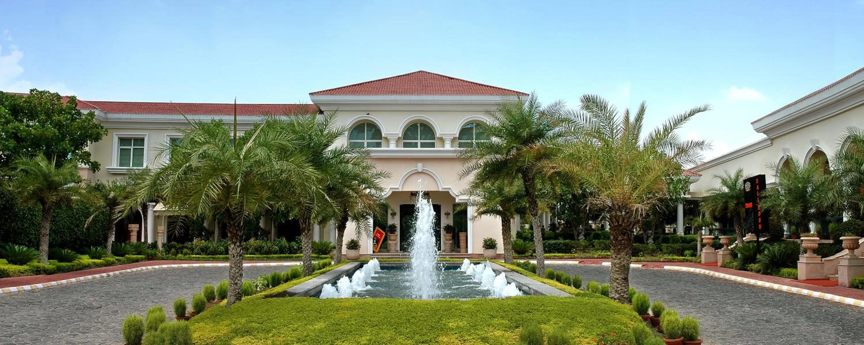Facade/entrance in The Palms Town & Country Club - Resort