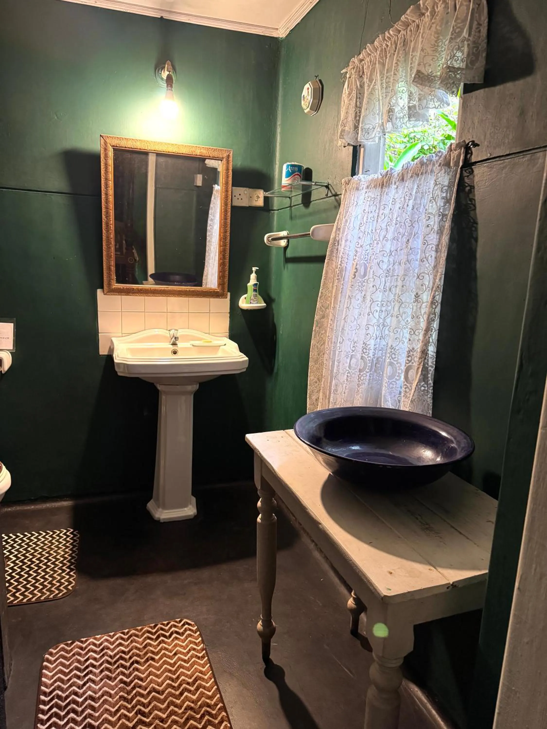 Toilet in The Kandyan Manor by Bhathiya & Suzy