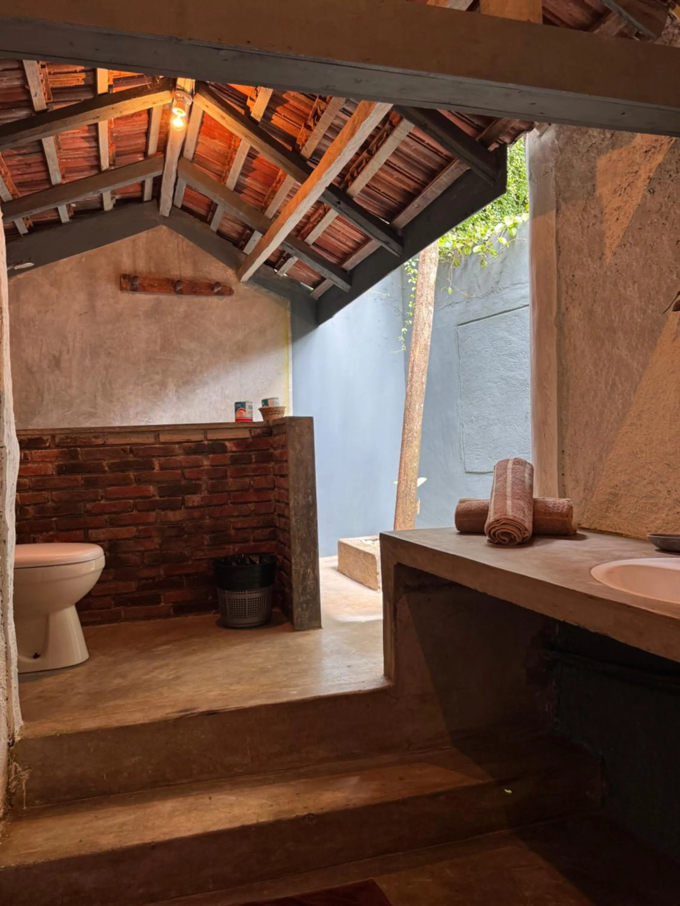 Bathroom in The Kandyan Manor by Bhathiya & Suzy