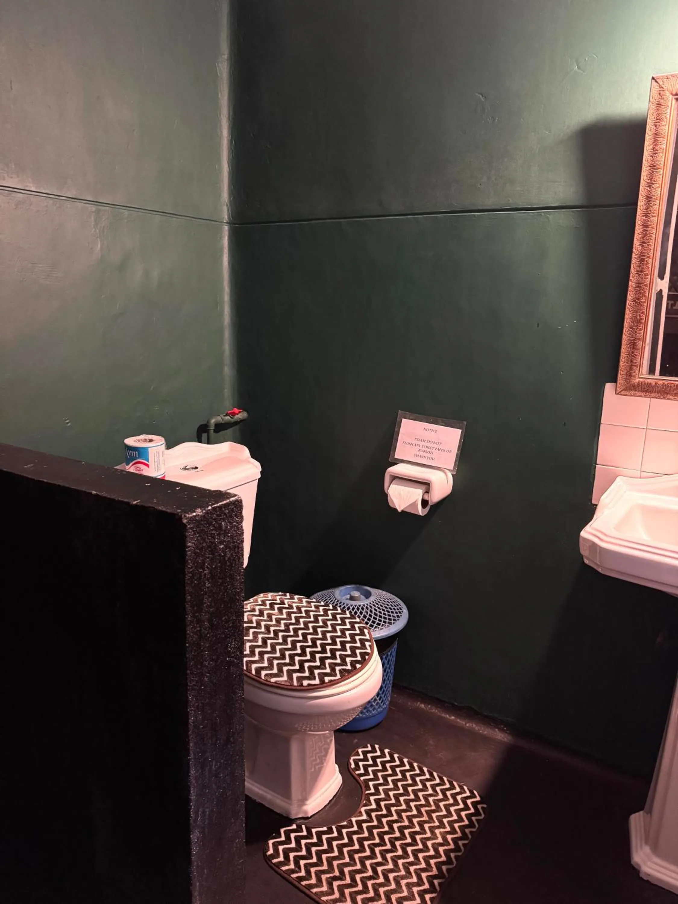 Toilet in The Kandyan Manor by Bhathiya & Suzy