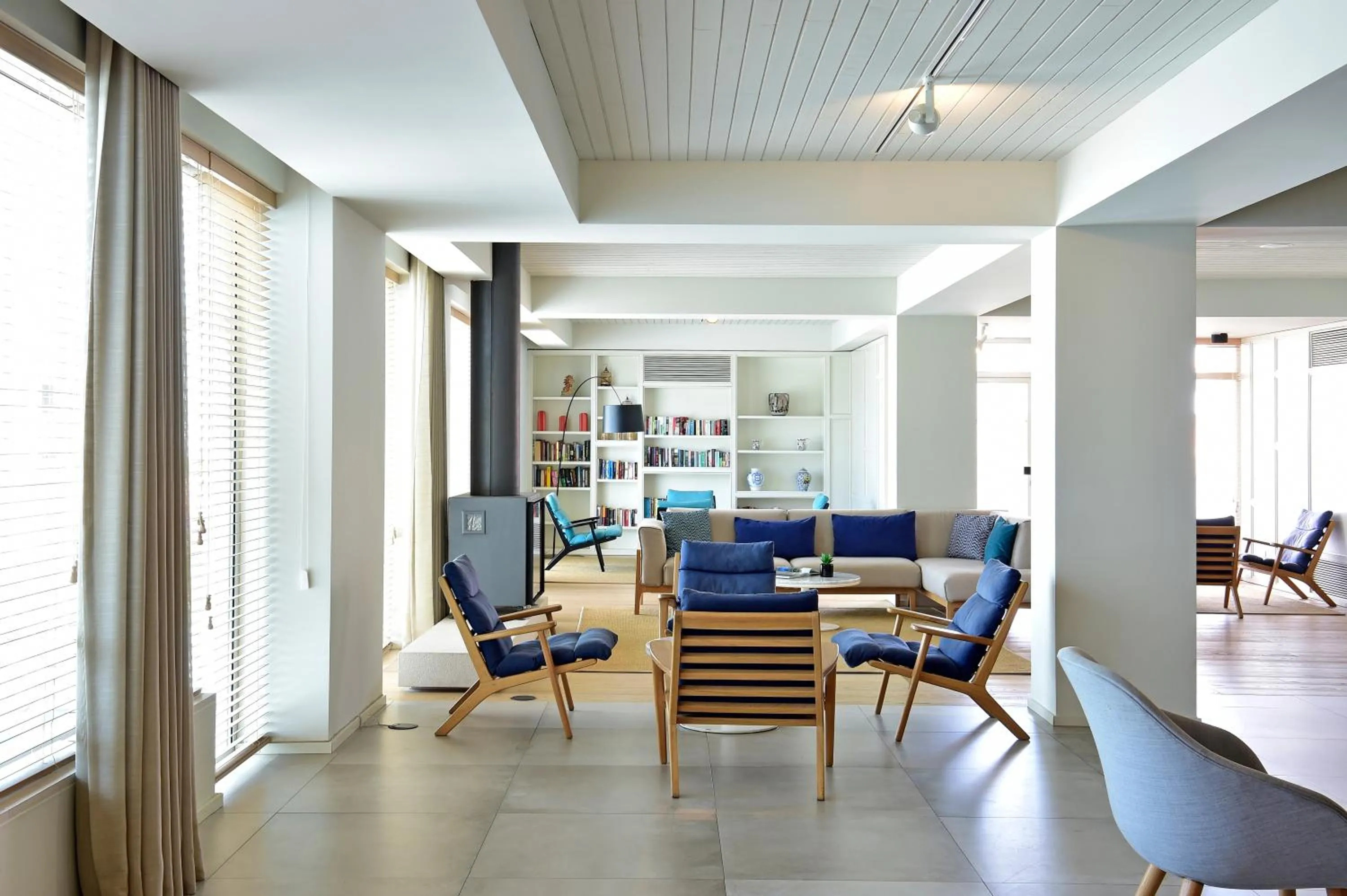 Communal lounge/ TV room in Aqualuz Lagos by The Editory