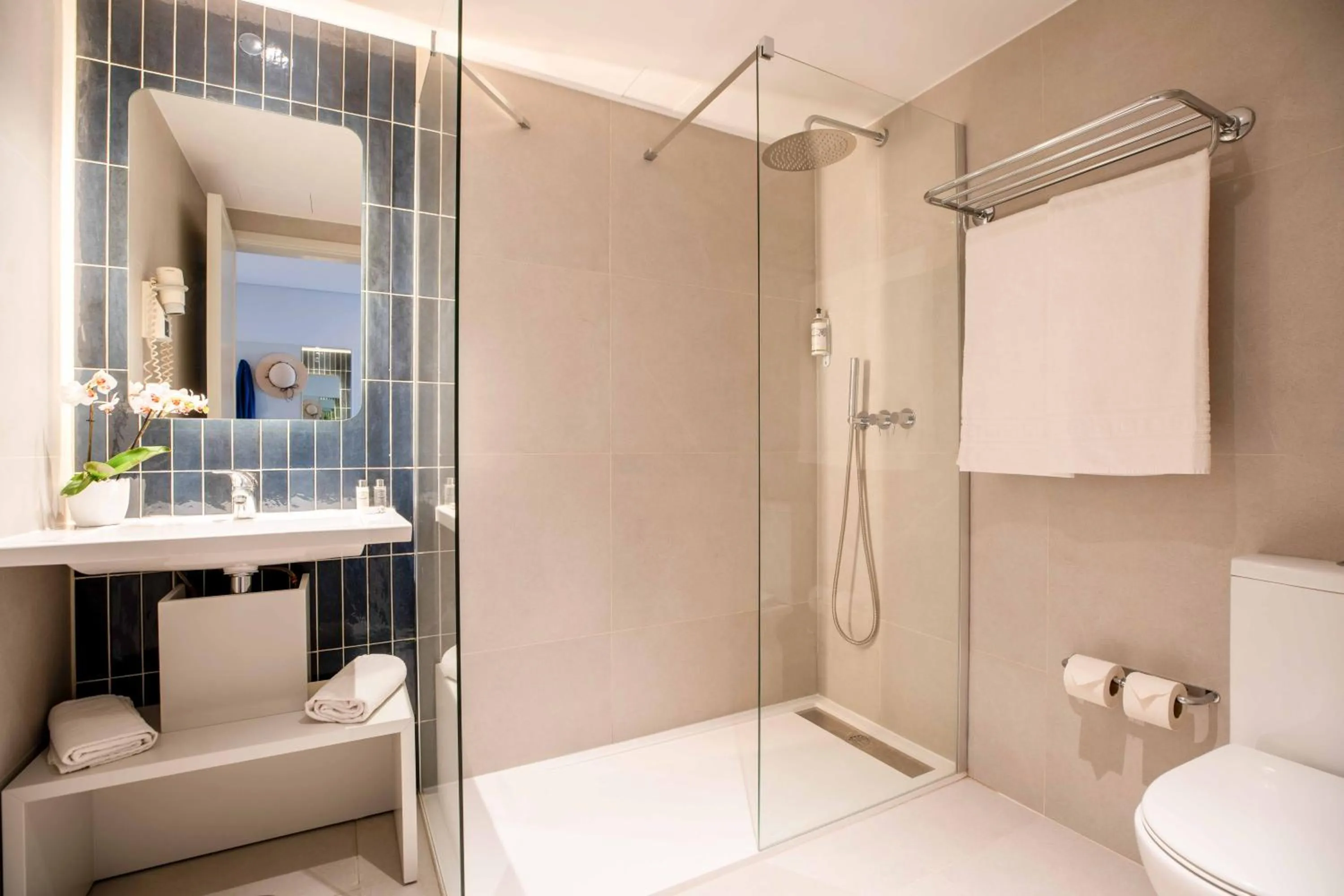 Bathroom in Aqualuz Lagos by The Editory