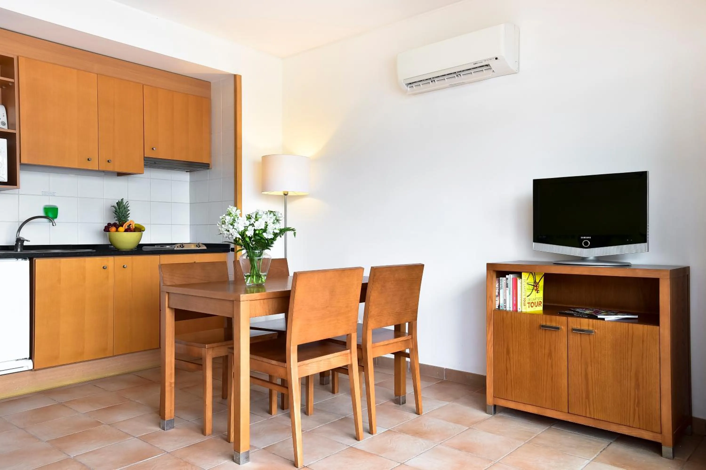 Kitchen or kitchenette in Aqualuz Lagos by The Editory