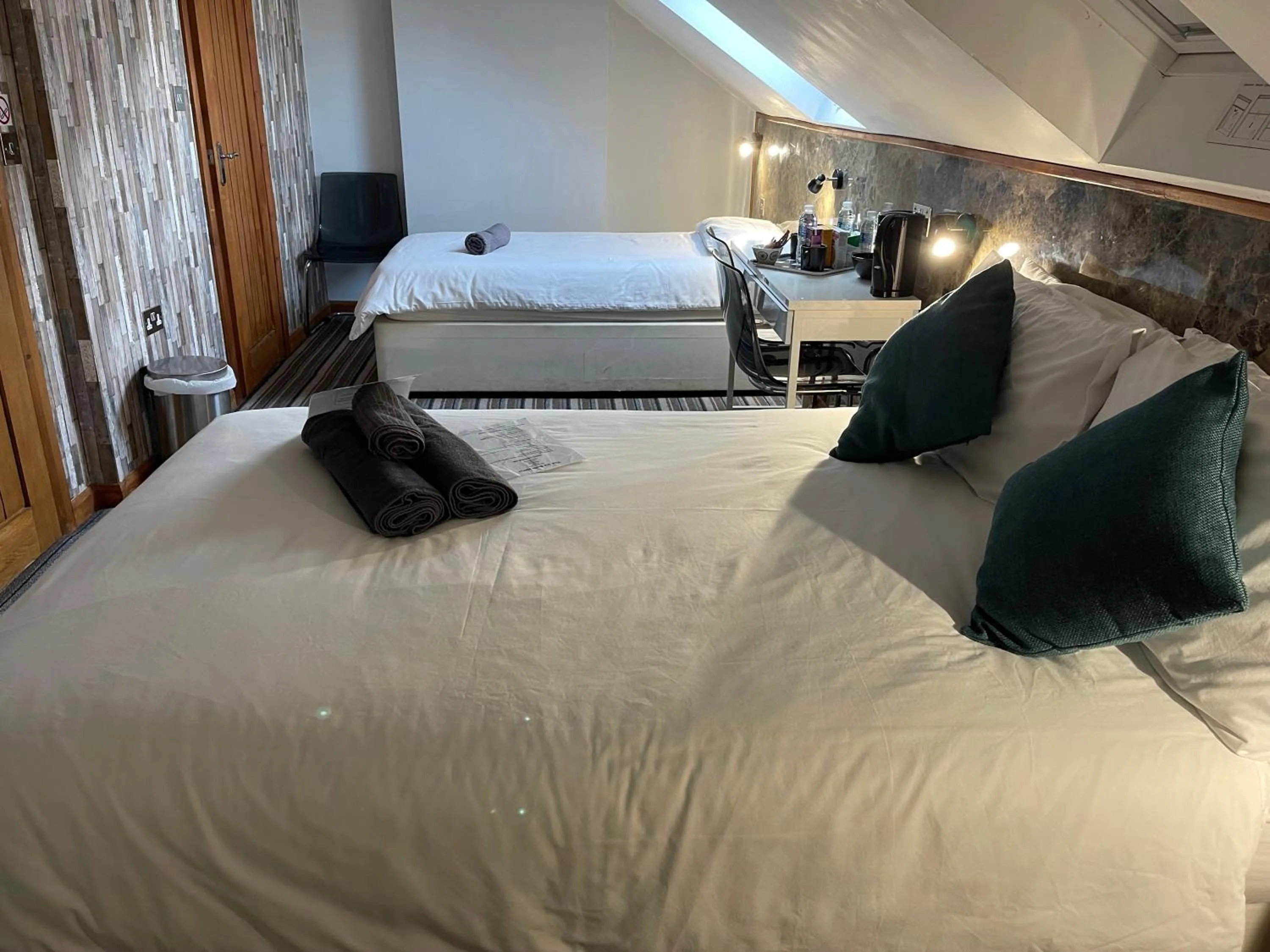 Bedroom, Bed in The Six Bells Hotel