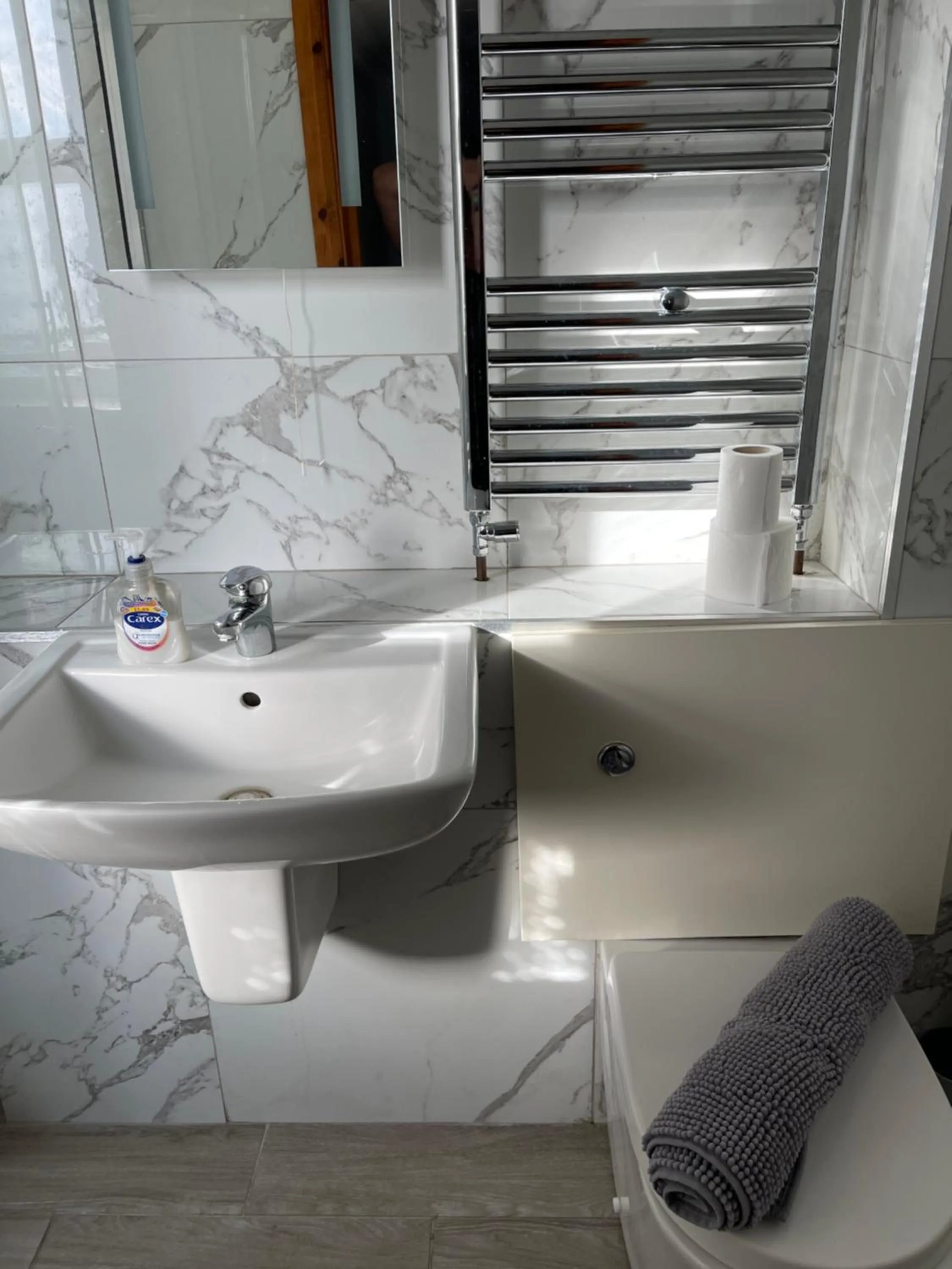 Shower in The Six Bells Hotel