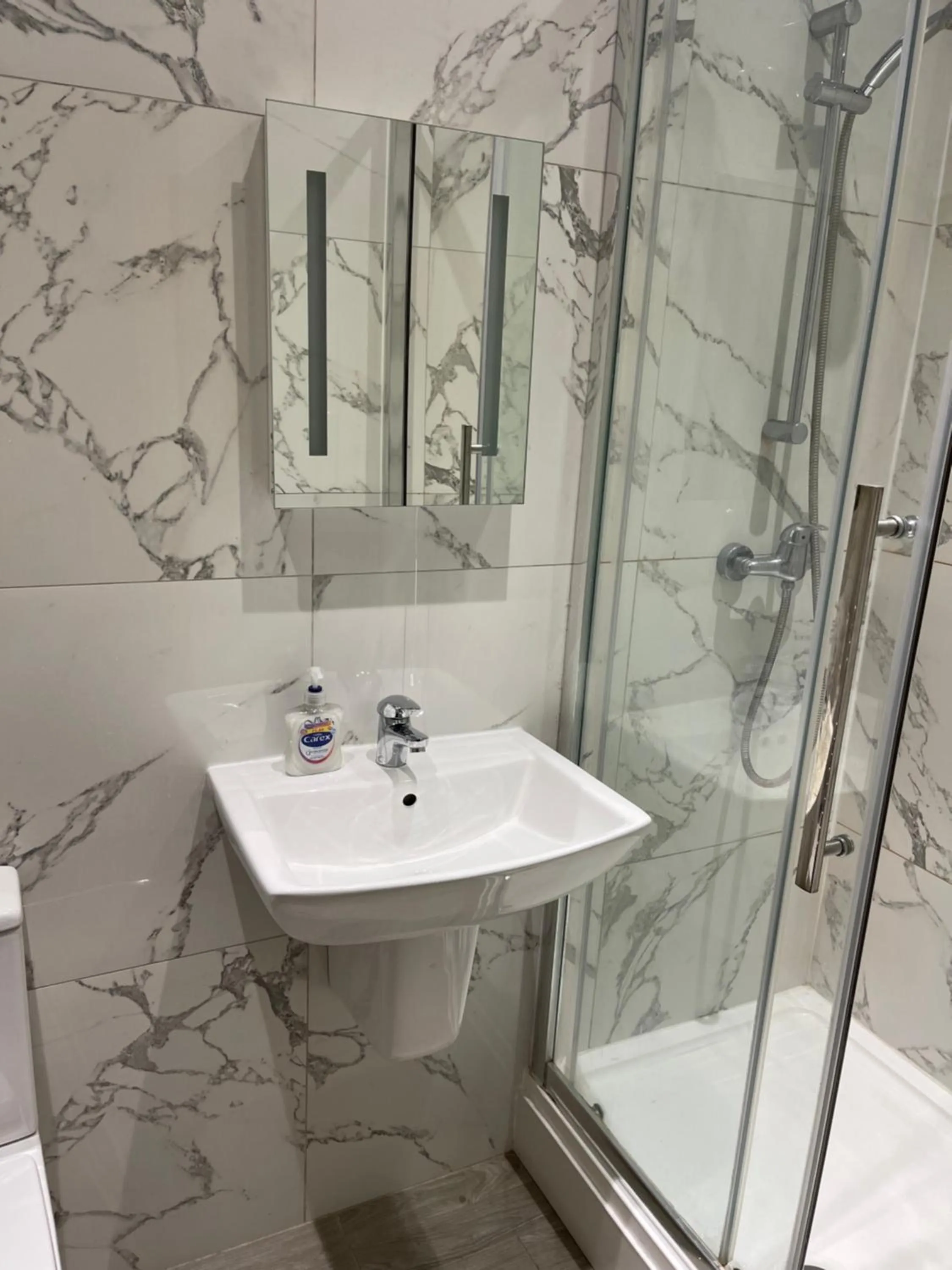 Shower in The Six Bells Hotel